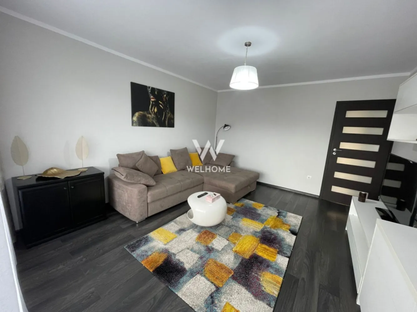 Apartament 3 camere modern cu 2 terase - Selimbar, str. Ion Tuculescu - Apartament spatios, pozitionat la etajul 1 al unei vile din Selimbar Suprafata utila: 70 mp + 2 terase Compartimentat astfel : hol, bucatarie separata, living generos, cameră tehnica cu masina de spalat haine si uscatorul, 2 dormitoare, unul cu dressing , iar celalalt transformat in birou cu iesire in a doua terasa. Dispune de terasa spatioasa - zona de relaxare cu view superb si loc de luat masa. Strada luminata public, zona linistita de case, Transagape la 1 minut distanta, Profi, Simpa. Loc de parcare. Disponibil din 1 Mai. Chirier lunara: 570 Euro + garantie Comision client: 50% din prima chirie Telefon: 0747.639.802 }}