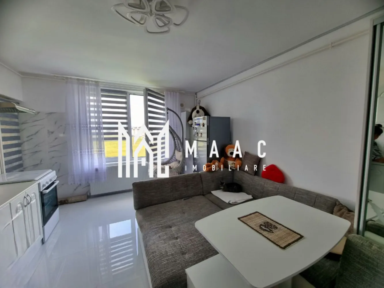 Apartament 3 camere | Balcon | Parțial mobilat | Doamna Stanca - Maac Imobiliare prezintă spre vânzare un apartament modern, decomandat și luminos, situat la etajul 3 din 3 al unui imobil finalizat în 2018. Proprietatea este ideală pentru o familie care își dorește confort, intimitate și o locuință gata de mutat imediat. Caracteristici principale Suprafață utilă: 55.75 mp Suprafață construită: 66.9 mp Etaj: 3/3 Mobilare: Parțial mobilat Compartimentare: 3 camere 2 dormitoare Bucătărie open space cu living 1 baie cu cabină de duș 1 balcon Avantaje ale proprietății Imobil nou, finalizat în 2018 Finisaje moderne și bine întreținute Orientare sudică – lumină naturală pe tot parcursul zilei Zonă liniștită, cu acces rapid la facilități Locație ideală Situat în apropiere de mall, magazine și piață, apartamentul beneficiază de acces rapid la shopping, divertisment și aprovizionare. Pentru mai multe informații și pentru a programa o vizionare, nu ezitați să contactați specificand ID: CP2826900 }}