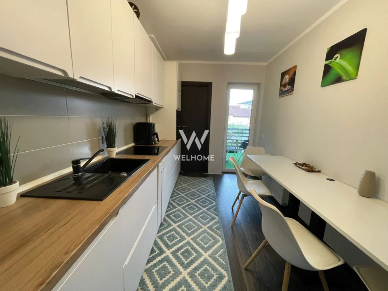 Apartament 3 camere modern cu 2 terase - Selimbar, str. Ion Tuculescu - Apartament spatios, pozitionat la etajul 1 al unei vile din Selimbar Suprafata utila: 70 mp + 2 terase Compartimentat astfel : hol, bucatarie separata, living generos, cameră tehnica cu masina de spalat haine si uscatorul, 2 dormitoare, unul cu dressing , iar celalalt transformat in birou cu iesire in a doua terasa. Dispune de terasa spatioasa - zona de relaxare cu view superb si loc de luat masa. Strada luminata public, zona linistita de case, Transagape la 1 minut distanta, Profi, Simpa. Loc de parcare. Disponibil din 1 Mai. Chirier lunara: 570 Euro + garantie Comision client: 50% din prima chirie Telefon: 0747.639.802 }}