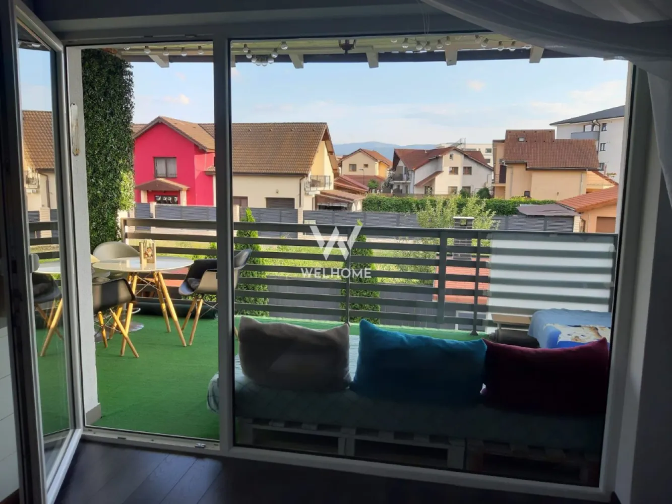 Apartament 3 camere modern cu 2 terase - Selimbar, str. Ion Tuculescu - Apartament spatios, pozitionat la etajul 1 al unei vile din Selimbar Suprafata utila: 70 mp + 2 terase Compartimentat astfel : hol, bucatarie separata, living generos, cameră tehnica cu masina de spalat haine si uscatorul, 2 dormitoare, unul cu dressing , iar celalalt transformat in birou cu iesire in a doua terasa. Dispune de terasa spatioasa - zona de relaxare cu view superb si loc de luat masa. Strada luminata public, zona linistita de case, Transagape la 1 minut distanta, Profi, Simpa. Loc de parcare. Disponibil din 1 Mai. Chirier lunara: 570 Euro + garantie Comision client: 50% din prima chirie Telefon: 0747.639.802 }}