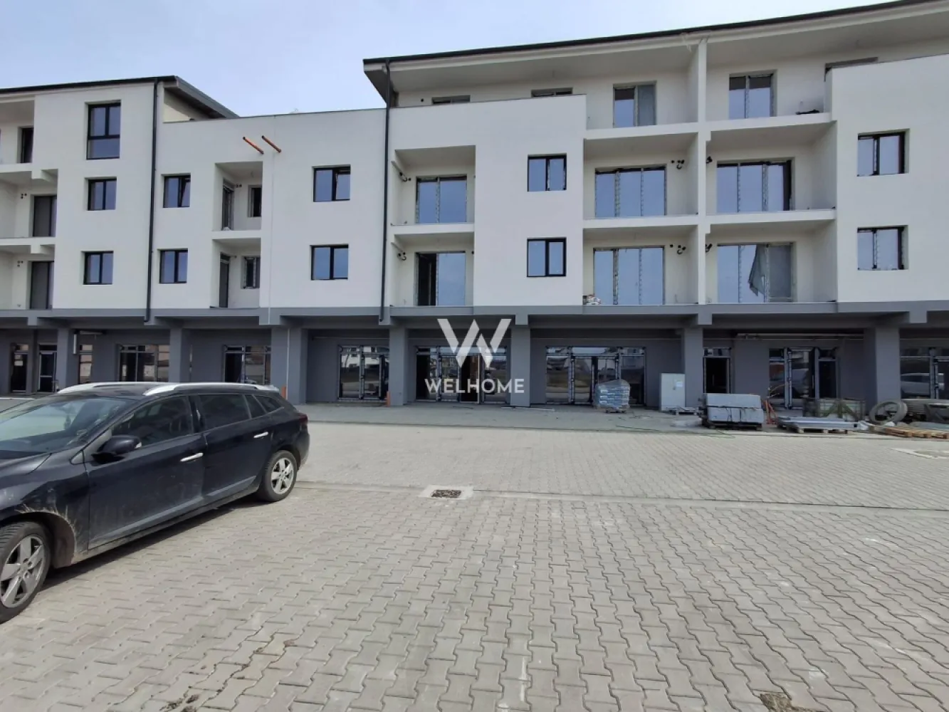 Spatiu comercial de vanzare, 30mp, Selimbar, Sibiu - Oferim spre vanzare un spațiu comercial modern, cu o suprafață de 30 mp, situat în Șelimbăr, într-un cartier nou, aflat în plină dezvoltare. Proprietatea beneficiază de o poziționare strategică, cu expunere directă la strada principală, caracterizată prin trafic intens, atât pietonal, cât și auto – un avantaj major pentru orice tip de afacere. Spațiul dispune de o vitrină stradală generoasă de 4 metri, ideală pentru vizibilitate maximă și promovare eficientă. Interiorul este bine compartimentat, include grup sanitar și baie, iar confortul este asigurat de încălzirea în pardoseală, oferind un ambient plăcut pe tot parcursul anului. Un alt beneficiu important îl reprezintă locurile de parcare disponibile, facilitând accesul clienților și al personalului. Zona este intens locuită, cu o creștere constantă a numărului de rezidenți, ceea ce creează un flux stabil de potențiali clienți. Dezvoltarea accelerată a cartierului și a împrejurimilor transformă această locație într-un punct de interes pentru activități comerciale diverse: retail, servicii, showroom, cabinet sau birouri. Acest spațiu reprezintă o oportunitate excelentă pentru antreprenorii care doresc să își dezvolte afacerea într-o zonă dinamică, cu potențial ridicat de creștere și vizibilitate sporită. Pret: 69.000 euro + TVA( 2300 euro/mp) Detalii si vizionare: 0740066818, Cristina }}