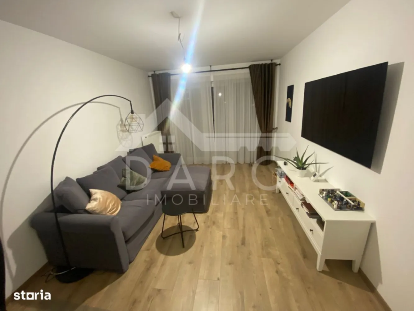 Apartament 2 camere Maurer | Mobilat complet | Loc de parcare - 🔥 Apartament LUX 2 camere | Maurer Residence | Etaj 7 | Dressing | 98.000 € 🔥 Dacă îți dorești un apartament modern, luminos și pregătit să te muți imediat, acesta este EXACT ce cauți 👇 📍 Târgu Mureș – Maurer Residence (bloc B10) 💰 Preț: 98.000 € 🏡 Apartament decomandat, inteligent compartimentat – ideal pentru locuit sau investiție ✔ etaj 7/10 – lumină naturală toată ziua ✔ vedere deschisă + intimitate ✔ bloc nou, zonă premium ✨ Exact ca în poze – modern, curat și foarte bine întreținut: 🛋️ Living spațios & elegant ✔ canapea mare, confortabilă ✔ TV + mobilier modern ✔ zonă de relaxare perfectă 🛏️ Dormitor matrimonial ✔ pat mare cu spații de depozitare ✔ design minimalist și aerisit 👗 Dressing separat (MARE – avantaj major!) ✔ organizare perfectă ✔ spațiu generos pentru depozitare 🍽️ Bucătărie complet echipată ✔ mobilă modernă pe comandă ✔ cuptor + plită + electrocasnice ✔ zonă de luat masa 🛁 Baie modernă ✔ cabină walk-in ✔ mașină de spălat + uscător ✔ finisaje premium 📐 Compartimentare (foarte bine gândită): ✔ living generos (~18 mp) ✔ dormitor (~15 mp) ✔ bucătărie separată ✔ baie (~6 mp) ✔ hol spațios ✔ debara ✔ terasă 💎 Dotări & beneficii: ✔ complet mobilat și utilat ✔ finisaje moderne ✔ spații multiple de depozitare ✔ ideal pentru mutare imediată 📍 Locație TOP – Maurer Residence: ✔ una dintre cele mai căutate zone din oraș ✔ aproape de supermarket, sală, farmacii ✔ stații de autobuz ✔ spații verzi & zone de relaxare 🔥 Perfect pentru: ✔ locuință personală premium ✔ investiție (se închiriază IMEDIAT) ⚠️ Apartamentele din Maurer Residence se vând extrem de rapid! 📞 Detalii și vizionări: 📱 0759 765 512 💰 Ai nevoie de credit? Te ajut GRATUIT prin Kiwi Finance – colaborare cu 12 bănci: ✔ cele mai bune dobânzi din piață ✔ aprobare rapidă ✔ fără drumuri inutile 👉 Îți găsesc cea mai bună soluție pentru acest apartament! }}