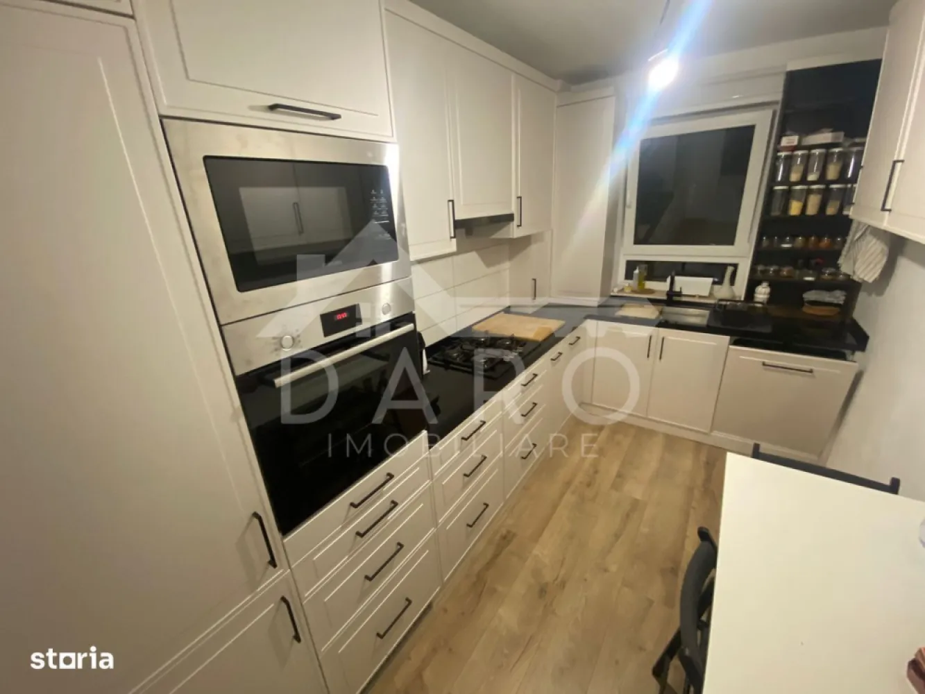 Apartament 2 camere Maurer | Mobilat complet | Loc de parcare - 🔥 Apartament LUX 2 camere | Maurer Residence | Etaj 7 | Dressing | 98.000 € 🔥 Dacă îți dorești un apartament modern, luminos și pregătit să te muți imediat, acesta este EXACT ce cauți 👇 📍 Târgu Mureș – Maurer Residence (bloc B10) 💰 Preț: 98.000 € 🏡 Apartament decomandat, inteligent compartimentat – ideal pentru locuit sau investiție ✔ etaj 7/10 – lumină naturală toată ziua ✔ vedere deschisă + intimitate ✔ bloc nou, zonă premium ✨ Exact ca în poze – modern, curat și foarte bine întreținut: 🛋️ Living spațios & elegant ✔ canapea mare, confortabilă ✔ TV + mobilier modern ✔ zonă de relaxare perfectă 🛏️ Dormitor matrimonial ✔ pat mare cu spații de depozitare ✔ design minimalist și aerisit 👗 Dressing separat (MARE – avantaj major!) ✔ organizare perfectă ✔ spațiu generos pentru depozitare 🍽️ Bucătărie complet echipată ✔ mobilă modernă pe comandă ✔ cuptor + plită + electrocasnice ✔ zonă de luat masa 🛁 Baie modernă ✔ cabină walk-in ✔ mașină de spălat + uscător ✔ finisaje premium 📐 Compartimentare (foarte bine gândită): ✔ living generos (~18 mp) ✔ dormitor (~15 mp) ✔ bucătărie separată ✔ baie (~6 mp) ✔ hol spațios ✔ debara ✔ terasă 💎 Dotări & beneficii: ✔ complet mobilat și utilat ✔ finisaje moderne ✔ spații multiple de depozitare ✔ ideal pentru mutare imediată 📍 Locație TOP – Maurer Residence: ✔ una dintre cele mai căutate zone din oraș ✔ aproape de supermarket, sală, farmacii ✔ stații de autobuz ✔ spații verzi & zone de relaxare 🔥 Perfect pentru: ✔ locuință personală premium ✔ investiție (se închiriază IMEDIAT) ⚠️ Apartamentele din Maurer Residence se vând extrem de rapid! 📞 Detalii și vizionări: 📱 0759 765 512 💰 Ai nevoie de credit? Te ajut GRATUIT prin Kiwi Finance – colaborare cu 12 bănci: ✔ cele mai bune dobânzi din piață ✔ aprobare rapidă ✔ fără drumuri inutile 👉 Îți găsesc cea mai bună soluție pentru acest apartament! }}