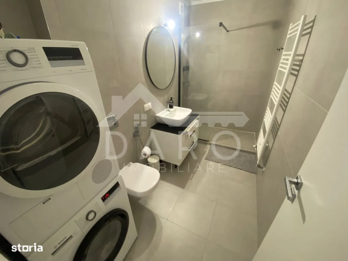 Apartament 2 camere Maurer | Mobilat complet | Loc de parcare - 🔥 Apartament LUX 2 camere | Maurer Residence | Etaj 7 | Dressing | 98.000 € 🔥 Dacă îți dorești un apartament modern, luminos și pregătit să te muți imediat, acesta este EXACT ce cauți 👇 📍 Târgu Mureș – Maurer Residence (bloc B10) 💰 Preț: 98.000 € 🏡 Apartament decomandat, inteligent compartimentat – ideal pentru locuit sau investiție ✔ etaj 7/10 – lumină naturală toată ziua ✔ vedere deschisă + intimitate ✔ bloc nou, zonă premium ✨ Exact ca în poze – modern, curat și foarte bine întreținut: 🛋️ Living spațios & elegant ✔ canapea mare, confortabilă ✔ TV + mobilier modern ✔ zonă de relaxare perfectă 🛏️ Dormitor matrimonial ✔ pat mare cu spații de depozitare ✔ design minimalist și aerisit 👗 Dressing separat (MARE – avantaj major!) ✔ organizare perfectă ✔ spațiu generos pentru depozitare 🍽️ Bucătărie complet echipată ✔ mobilă modernă pe comandă ✔ cuptor + plită + electrocasnice ✔ zonă de luat masa 🛁 Baie modernă ✔ cabină walk-in ✔ mașină de spălat + uscător ✔ finisaje premium 📐 Compartimentare (foarte bine gândită): ✔ living generos (~18 mp) ✔ dormitor (~15 mp) ✔ bucătărie separată ✔ baie (~6 mp) ✔ hol spațios ✔ debara ✔ terasă 💎 Dotări & beneficii: ✔ complet mobilat și utilat ✔ finisaje moderne ✔ spații multiple de depozitare ✔ ideal pentru mutare imediată 📍 Locație TOP – Maurer Residence: ✔ una dintre cele mai căutate zone din oraș ✔ aproape de supermarket, sală, farmacii ✔ stații de autobuz ✔ spații verzi & zone de relaxare 🔥 Perfect pentru: ✔ locuință personală premium ✔ investiție (se închiriază IMEDIAT) ⚠️ Apartamentele din Maurer Residence se vând extrem de rapid! 📞 Detalii și vizionări: 📱 0759 765 512 💰 Ai nevoie de credit? Te ajut GRATUIT prin Kiwi Finance – colaborare cu 12 bănci: ✔ cele mai bune dobânzi din piață ✔ aprobare rapidă ✔ fără drumuri inutile 👉 Îți găsesc cea mai bună soluție pentru acest apartament! }}