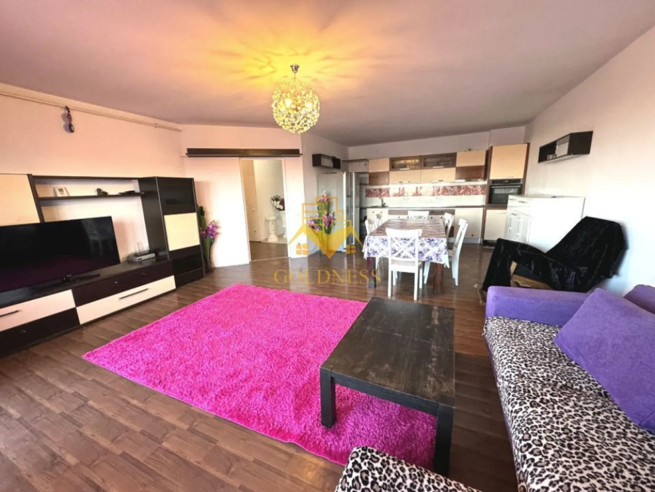 3 camere, modern,parcare,terasa Calea Turzii zona Leroy Merlin, Petrom - GOLDNESS Imobiliare vă propune spre închiriere un apartament cu 3 camere complet mobilat și utilat, la etajul 5 într-un imobil de 6 etaje, în cartierul Calea Turzii . Apartamentul este compartimentat astfel: - dormitor cu pat matrimonial, dressing, noptiere, TV - dormitor cu pat matrimonial, spatiu pentru depozitare - living cu bucatarie open-space complet utilată, canapea extensibilă, loc de servit masa - baie cu cada, calorifer port prosop inox și dulap pentru depozitare. - terasa de 20 mp. Imobilul este dotat cu toate cele necesare- centrală proprie, mașină de spălat haine, frigider, plită electrică, hotă, etc. Se află în apropierea stațiilor de transport în comun, magazine, restaurante, spații verzi, farmacii, etc. Dispune de loc de parcare! Dacă sunteți interesați de acest apartament și doriți să îl vizionați, dar și pentru alte oferte sau detalii nu ezitați să ne contactați telefonic sau prin e-mail. Vă stăm la dispoziție! }}