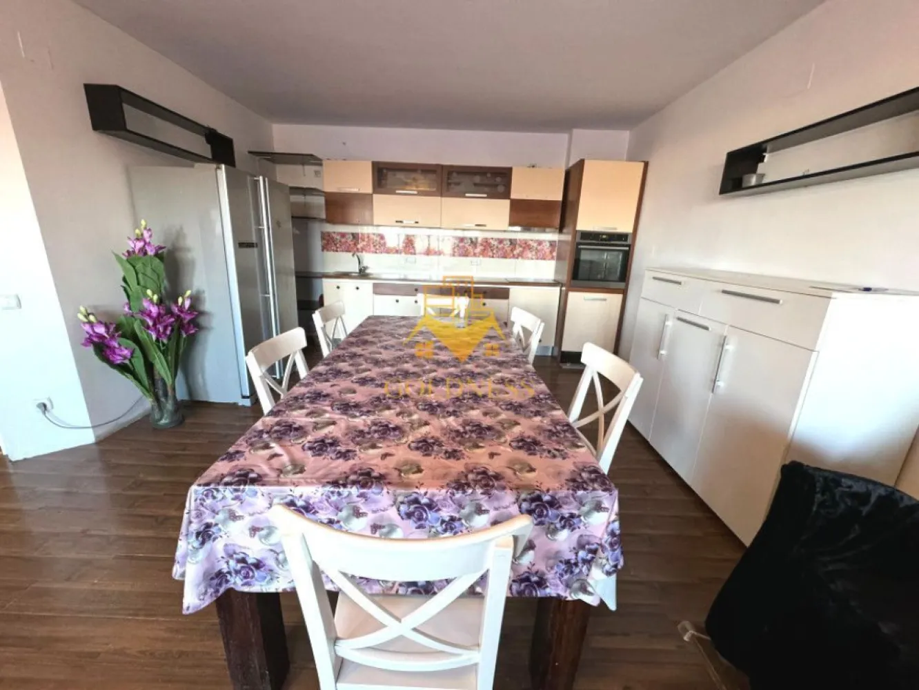 3 camere, modern,parcare,terasa Calea Turzii zona Leroy Merlin, Petrom - GOLDNESS Imobiliare vă propune spre închiriere un apartament cu 3 camere complet mobilat și utilat, la etajul 5 într-un imobil de 6 etaje, în cartierul Calea Turzii . Apartamentul este compartimentat astfel: - dormitor cu pat matrimonial, dressing, noptiere, TV - dormitor cu pat matrimonial, spatiu pentru depozitare - living cu bucatarie open-space complet utilată, canapea extensibilă, loc de servit masa - baie cu cada, calorifer port prosop inox și dulap pentru depozitare. - terasa de 20 mp. Imobilul este dotat cu toate cele necesare- centrală proprie, mașină de spălat haine, frigider, plită electrică, hotă, etc. Se află în apropierea stațiilor de transport în comun, magazine, restaurante, spații verzi, farmacii, etc. Dispune de loc de parcare! Dacă sunteți interesați de acest apartament și doriți să îl vizionați, dar și pentru alte oferte sau detalii nu ezitați să ne contactați telefonic sau prin e-mail. Vă stăm la dispoziție! }}
