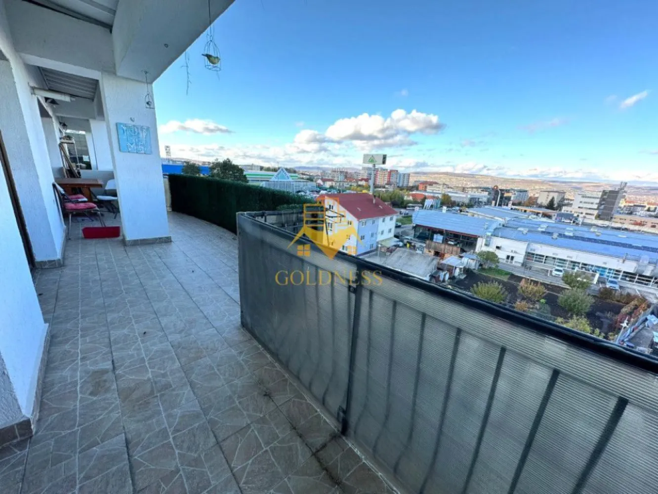 3 camere, modern,parcare,terasa Calea Turzii zona Leroy Merlin, Petrom - GOLDNESS Imobiliare vă propune spre închiriere un apartament cu 3 camere complet mobilat și utilat, la etajul 5 într-un imobil de 6 etaje, în cartierul Calea Turzii . Apartamentul este compartimentat astfel: - dormitor cu pat matrimonial, dressing, noptiere, TV - dormitor cu pat matrimonial, spatiu pentru depozitare - living cu bucatarie open-space complet utilată, canapea extensibilă, loc de servit masa - baie cu cada, calorifer port prosop inox și dulap pentru depozitare. - terasa de 20 mp. Imobilul este dotat cu toate cele necesare- centrală proprie, mașină de spălat haine, frigider, plită electrică, hotă, etc. Se află în apropierea stațiilor de transport în comun, magazine, restaurante, spații verzi, farmacii, etc. Dispune de loc de parcare! Dacă sunteți interesați de acest apartament și doriți să îl vizionați, dar și pentru alte oferte sau detalii nu ezitați să ne contactați telefonic sau prin e-mail. Vă stăm la dispoziție! }}