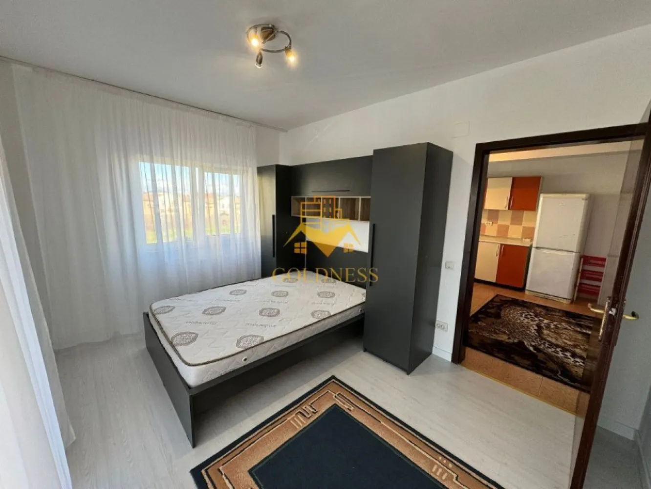 2 camere, modern,parcare,Calea Turzii zona Leroy Merlin, Petrom, Skoda - GOLDNESS Imobiliare vă propune spre închiriere un apartament cu 2 camere complet mobilat și utilat, la etajul 1 într-un imobil de 6 etaje, în cartierul Calea Turzii. Apartamentul este compartimentat astfel: - dormitor cu pat matrimonial, dressing, noptiere - living cu bucatarie open-space complet utilată, canapea extensibilă, loc de servit masa - baie cu cada, calorifer port prosop inox și dulap pentru depozitare. Imobilul este dotat cu toate cele necesare- centrală proprie, mașină de spălat haine, frigider, plită electrică, hotă, etc. Se află în apropierea stațiilor de transport în comun, magazine, restaurante, spații verzi, farmacii, etc. Dispune de parcare ! Dacă sunteți interesați de acest apartament și doriți să îl vizionați, dar și pentru alte oferte sau detalii nu ezitați să ne contactați telefonic sau prin e-mail. Vă stăm la dispoziție! }}