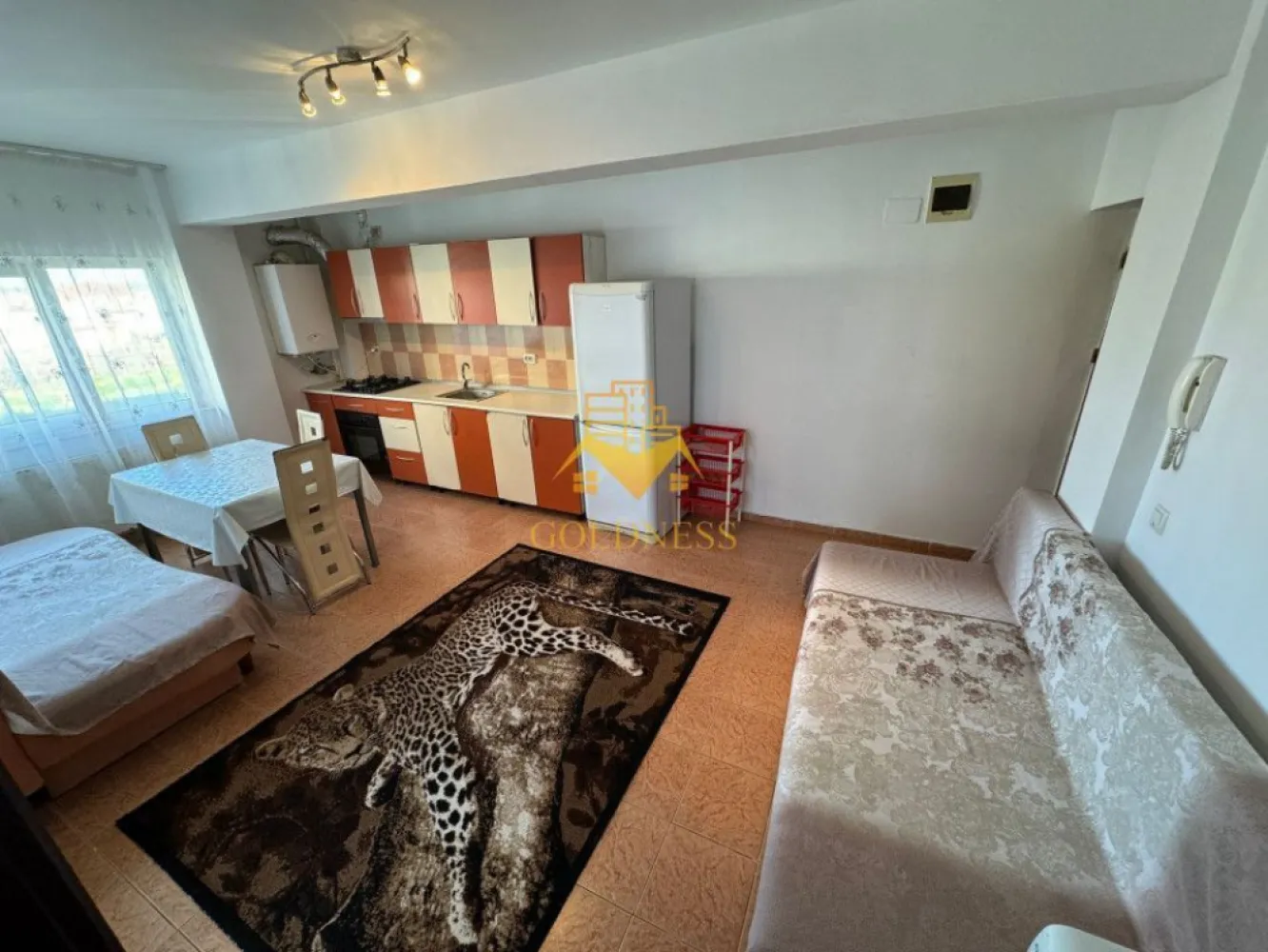 2 camere, modern,parcare,Calea Turzii zona Leroy Merlin, Petrom, Skoda - GOLDNESS Imobiliare vă propune spre închiriere un apartament cu 2 camere complet mobilat și utilat, la etajul 1 într-un imobil de 6 etaje, în cartierul Calea Turzii. Apartamentul este compartimentat astfel: - dormitor cu pat matrimonial, dressing, noptiere - living cu bucatarie open-space complet utilată, canapea extensibilă, loc de servit masa - baie cu cada, calorifer port prosop inox și dulap pentru depozitare. Imobilul este dotat cu toate cele necesare- centrală proprie, mașină de spălat haine, frigider, plită electrică, hotă, etc. Se află în apropierea stațiilor de transport în comun, magazine, restaurante, spații verzi, farmacii, etc. Dispune de parcare ! Dacă sunteți interesați de acest apartament și doriți să îl vizionați, dar și pentru alte oferte sau detalii nu ezitați să ne contactați telefonic sau prin e-mail. Vă stăm la dispoziție! }}