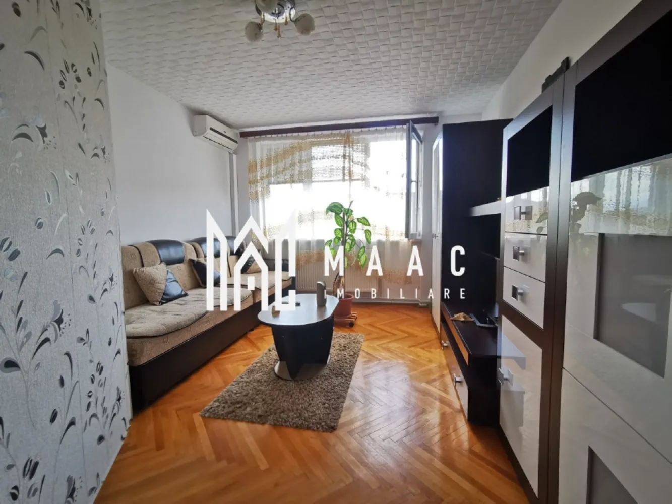 Apartament 2 camere | Mobilat și utilat | Etaj 3 | Ceferiștilor - Maac Imobiliare prezintă un apartament decomandat, confort 1, situat pe strada Ceferiștilor, colț cu Ștefan cel Mare, în zona Vasile Aaron. Descriere imobil: Suprafață utilă: 49mp Compartimentare: hol, bucătărie cu cămară, baie cu geam de aerisire, living, dormitor și balcon închis. Etaj: 3/3, într-un bloc izolat termic, cu acoperiș din țiglă. Boxă spațioasă: situată în podul blocului. Avantaje: Amplasat într-o zonă liniștită, înconjurată de spații verzi și case. Locuri de parcare disponibile în fața și lateralul blocului. Aproape de puncte de interes: magazine, farmacii, grădinițe, școli, bănci și piața agroalimentară Vasile Aaron. Parcul și locul de joacă pentru copii se află în imediata apropiere. Stație de autobuz la doar 1 minut de mers pe jos! Distante față de puncte importante: Centrul comercial Promenada: 1,6 km (3 min) Centrul istoric Sibiu: 1,8 km (4 min) Centrul comercial Shopping City: 2 km (6 min) Dotări și utilități: Bucătărie: centrală termică proprie, aragaz cu cuptor, hotă, cuptor cu microunde, mașină de spălat vase, TV. Hol: combină frigorifică. Baie: mașină de spălat rufe, cadă, geam de aerisire. Living: aparat de aer condiționat, TV, aspirator. Contorizare: apometre, contor electric și de gaz individual. Internet prin fibră optică, CATV. Detalii suplimentare: Balcon: Închis și încastrat în structura blocului, cu rafturi pentru depozitare, ideal pentru relaxare. Parchet din lemn masiv în living și dormitor. Disponibil imediat! Apartamentul se vinde complet mobilat și utilat, gata pentru mutare. Pentru mai multe detalii sau pentru a programa o vizionare, nu ezitați să ne contactați! ID CP2826798 }}