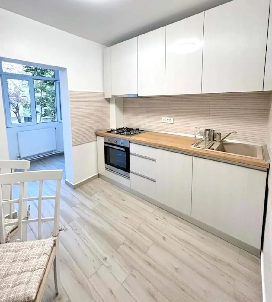 Apartament de închiriat - 2 camere , str Nae Leonard - IC FRIMU - Descoperă confortul pentru tine și familia ta într-un apartament deosebit, situat în inima cartierului IC FRIMU! Detalii proprietate: Tip: Apartament cu 2 camere, decomandat Suprafață: 54 mp Etaj: 1 (din 4 nivele) Construcție: Clădire datată în 1986, recent renovată pentru a-ți oferi un spațiu modern și primitor Mobilat și utilat complet: centrală termică, aer condiționat, mobilier de calitate și electrocasnice moderne Locație privilegiată: Lângă Școala nr. 12 și LIDL, în apropiere de magazine non-stop, farmacii și alte facilități Parcarea este asigurată, iar mijloacele de transport în comun sunt disponibile chiar lângă locație Oferta: Închiriere pe termen lung pentru €500 Opțiune pentru perioade mai scurte (minim 6 luni) la €550 Detalii suplimentare: Oferta exclusivă Mag Invest La semnarea contractului se solicită: chirie, garanție și comisionul agenției Nu rata ocazia de a locui într-un apartament confortabil, într-o zonă excelentă! Pentru vizionări și informații, contactează-ne la telefon 0746.252.252. Mag Invest – Partenerul tău de încredere în imobiliare! }}