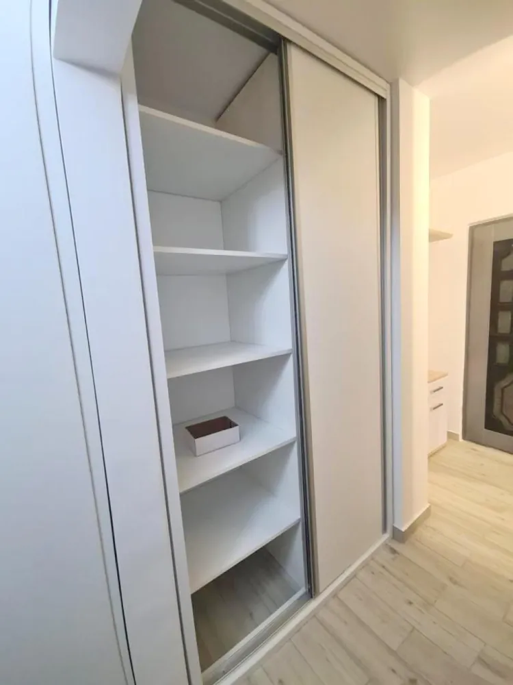 Apartament de închiriat - 2 camere , str Nae Leonard - IC FRIMU - Descoperă confortul pentru tine și familia ta într-un apartament deosebit, situat în inima cartierului IC FRIMU! Detalii proprietate: Tip: Apartament cu 2 camere, decomandat Suprafață: 54 mp Etaj: 1 (din 4 nivele) Construcție: Clădire datată în 1986, recent renovată pentru a-ți oferi un spațiu modern și primitor Mobilat și utilat complet: centrală termică, aer condiționat, mobilier de calitate și electrocasnice moderne Locație privilegiată: Lângă Școala nr. 12 și LIDL, în apropiere de magazine non-stop, farmacii și alte facilități Parcarea este asigurată, iar mijloacele de transport în comun sunt disponibile chiar lângă locație Oferta: Închiriere pe termen lung pentru €500 Opțiune pentru perioade mai scurte (minim 6 luni) la €550 Detalii suplimentare: Oferta exclusivă Mag Invest La semnarea contractului se solicită: chirie, garanție și comisionul agenției Nu rata ocazia de a locui într-un apartament confortabil, într-o zonă excelentă! Pentru vizionări și informații, contactează-ne la telefon 0746.252.252. Mag Invest – Partenerul tău de încredere în imobiliare! }}