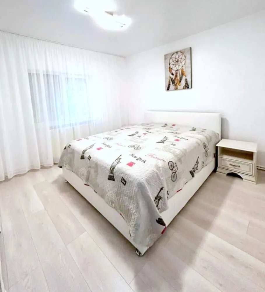 Apartament de închiriat - 2 camere , str Nae Leonard - IC FRIMU - Descoperă confortul pentru tine și familia ta într-un apartament deosebit, situat în inima cartierului IC FRIMU! Detalii proprietate: Tip: Apartament cu 2 camere, decomandat Suprafață: 54 mp Etaj: 1 (din 4 nivele) Construcție: Clădire datată în 1986, recent renovată pentru a-ți oferi un spațiu modern și primitor Mobilat și utilat complet: centrală termică, aer condiționat, mobilier de calitate și electrocasnice moderne Locație privilegiată: Lângă Școala nr. 12 și LIDL, în apropiere de magazine non-stop, farmacii și alte facilități Parcarea este asigurată, iar mijloacele de transport în comun sunt disponibile chiar lângă locație Oferta: Închiriere pe termen lung pentru €500 Opțiune pentru perioade mai scurte (minim 6 luni) la €550 Detalii suplimentare: Oferta exclusivă Mag Invest La semnarea contractului se solicită: chirie, garanție și comisionul agenției Nu rata ocazia de a locui într-un apartament confortabil, într-o zonă excelentă! Pentru vizionări și informații, contactează-ne la telefon 0746.252.252. Mag Invest – Partenerul tău de încredere în imobiliare! }}