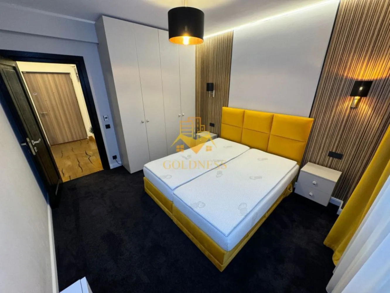 2 camere,modern,parcare,bloc nou,Europa complex Luminia, Eugen Ionesco - GOLDNESS Imobiliare vă propune spre închiriere un apartament cu 2 camere complet mobilat și utilat, la parter într-un imobil de 4 etaje, în cartierul Europa. Apartamentul este compartimentat astfel: - dormitor cu pat matrimonial, dressing, noptiere - living cu bucatarie open-space complet utilată, canapea extensibilă, loc de servit masa - baie cu cabina de dus, calorifer port prosop inox și dulap pentru depozitare. - terasa de 10 mp. Imobilul este dotat cu toate cele necesare- centrală proprie, mașină de spălat haine, frigider, plită electrică, hotă, etc. Se află în apropierea stațiilor de transport în comun, magazine, restaurante, spații verzi, farmacii, etc. Dispune de loc de parcare! Dacă sunteți interesați de acest apartament și doriți să îl vizionați, dar și pentru alte oferte nu ezitați să ne contactați telefonic sau prin e-mail. Vă stăm la dispoziție! }}