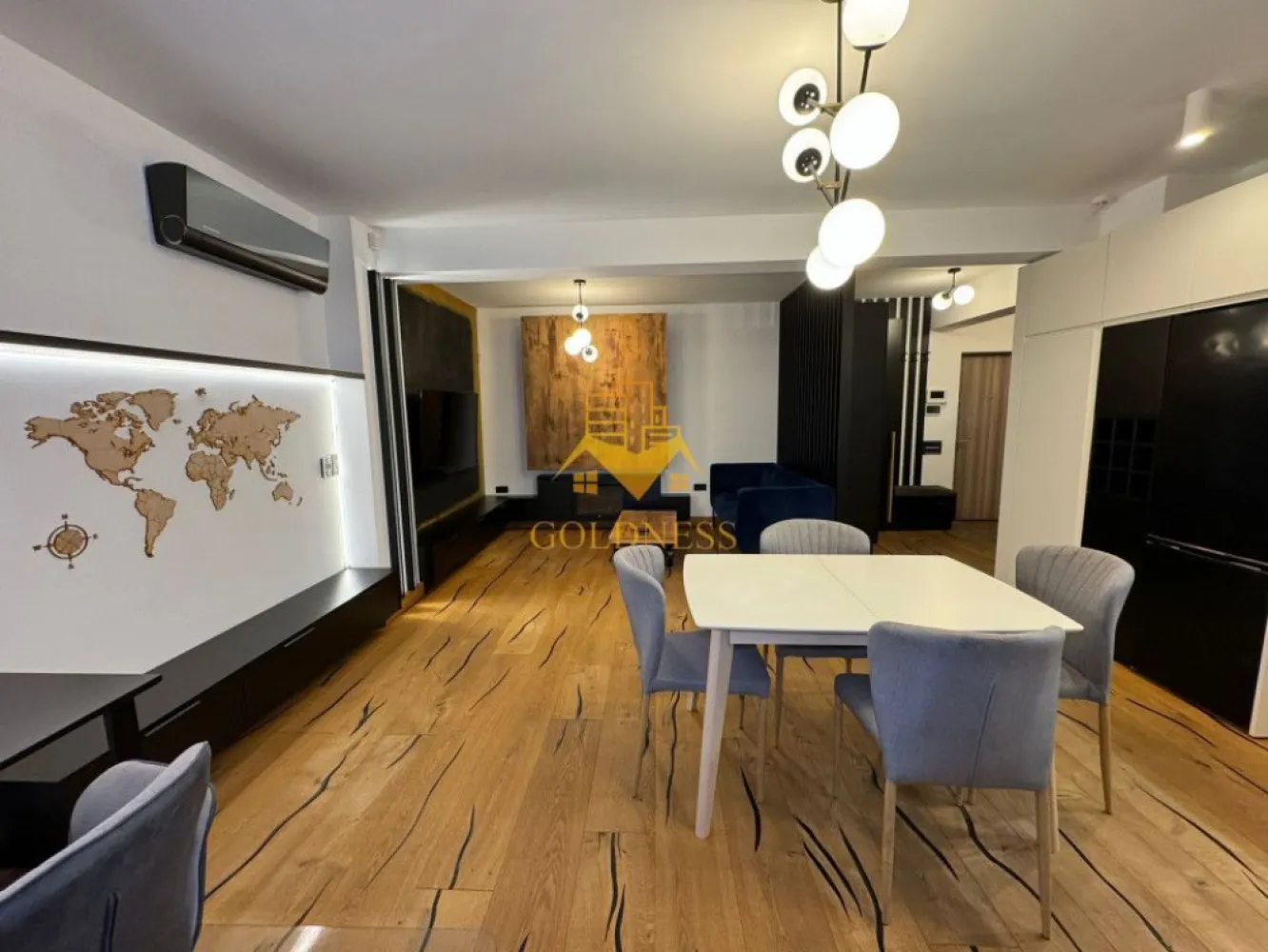 2 camere,modern,parcare,bloc nou,Europa complex Luminia, Eugen Ionesco - GOLDNESS Imobiliare vă propune spre închiriere un apartament cu 2 camere complet mobilat și utilat, la parter într-un imobil de 4 etaje, în cartierul Europa. Apartamentul este compartimentat astfel: - dormitor cu pat matrimonial, dressing, noptiere - living cu bucatarie open-space complet utilată, canapea extensibilă, loc de servit masa - baie cu cabina de dus, calorifer port prosop inox și dulap pentru depozitare. - terasa de 10 mp. Imobilul este dotat cu toate cele necesare- centrală proprie, mașină de spălat haine, frigider, plită electrică, hotă, etc. Se află în apropierea stațiilor de transport în comun, magazine, restaurante, spații verzi, farmacii, etc. Dispune de loc de parcare! Dacă sunteți interesați de acest apartament și doriți să îl vizionați, dar și pentru alte oferte nu ezitați să ne contactați telefonic sau prin e-mail. Vă stăm la dispoziție! }}