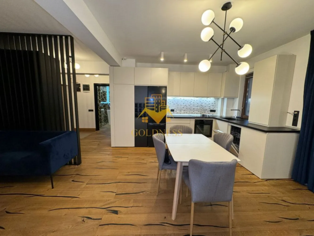 2 camere,modern,parcare,bloc nou,Europa complex Luminia, Eugen Ionesco - GOLDNESS Imobiliare vă propune spre închiriere un apartament cu 2 camere complet mobilat și utilat, la parter într-un imobil de 4 etaje, în cartierul Europa. Apartamentul este compartimentat astfel: - dormitor cu pat matrimonial, dressing, noptiere - living cu bucatarie open-space complet utilată, canapea extensibilă, loc de servit masa - baie cu cabina de dus, calorifer port prosop inox și dulap pentru depozitare. - terasa de 10 mp. Imobilul este dotat cu toate cele necesare- centrală proprie, mașină de spălat haine, frigider, plită electrică, hotă, etc. Se află în apropierea stațiilor de transport în comun, magazine, restaurante, spații verzi, farmacii, etc. Dispune de loc de parcare! Dacă sunteți interesați de acest apartament și doriți să îl vizionați, dar și pentru alte oferte nu ezitați să ne contactați telefonic sau prin e-mail. Vă stăm la dispoziție! }}