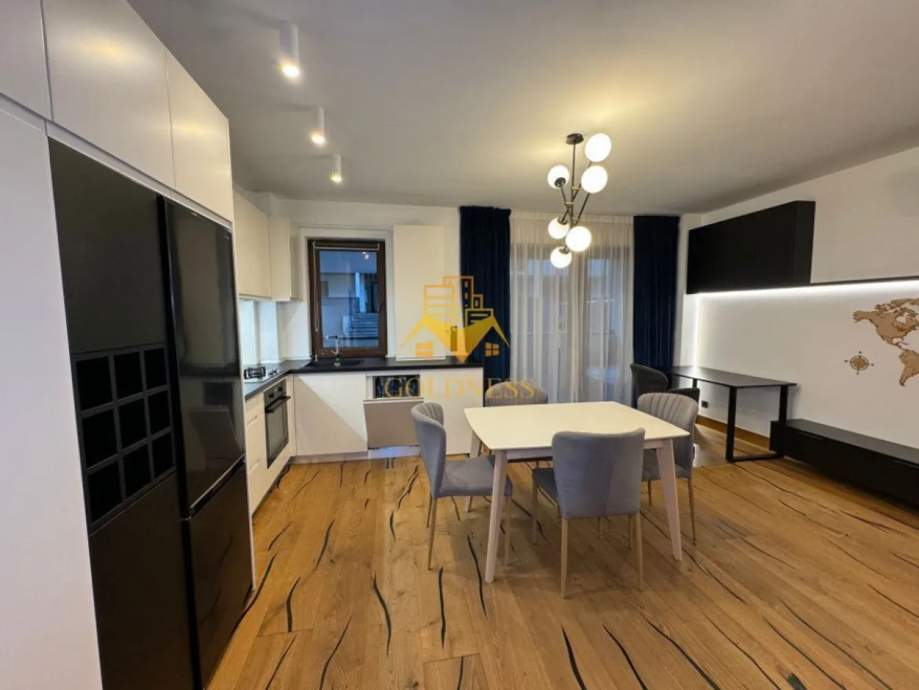 2 camere,modern,parcare,bloc nou,Europa complex Luminia, Eugen Ionesco - GOLDNESS Imobiliare vă propune spre închiriere un apartament cu 2 camere complet mobilat și utilat, la parter într-un imobil de 4 etaje, în cartierul Europa. Apartamentul este compartimentat astfel: - dormitor cu pat matrimonial, dressing, noptiere - living cu bucatarie open-space complet utilată, canapea extensibilă, loc de servit masa - baie cu cabina de dus, calorifer port prosop inox și dulap pentru depozitare. - terasa de 10 mp. Imobilul este dotat cu toate cele necesare- centrală proprie, mașină de spălat haine, frigider, plită electrică, hotă, etc. Se află în apropierea stațiilor de transport în comun, magazine, restaurante, spații verzi, farmacii, etc. Dispune de loc de parcare! Dacă sunteți interesați de acest apartament și doriți să îl vizionați, dar și pentru alte oferte nu ezitați să ne contactați telefonic sau prin e-mail. Vă stăm la dispoziție! }}