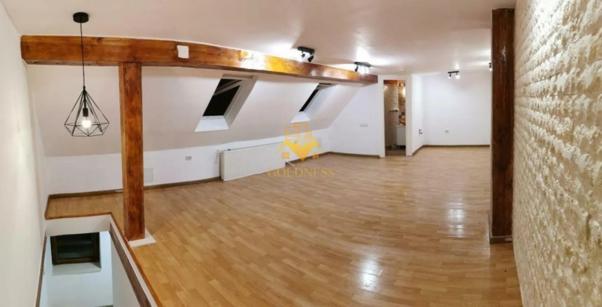 1 camera, zona centrală, Platinia, Calea Moților, spațiu pentru birou - GOLDNESS Imobiliare vă propune spre închiriere un apartament cu 1 camera, care poate avea destinație rezidențială dar poate fi folosit și ca spațiu pentru birouri. Apartamentul este la mansarda, într-un imobil de 2  etaje, în zona centrală a orasului. Fiecare iei poate mobila și utila spațiul după bunul plac și după nevoile sale. Se află în apropierea stațiilor de transport în comun, magazine, restaurante, spații verzi, farmacii, etc.   Apartamentul este compartimentat astfel:  - camera principala  - baie cu cabina de dus, calorifer port prosop și dulap pentru depozitare. Imobilul este dotat cu centrală proprie. Dacă sunteți interesați de acest apartament și doriți să îl vizionați, dar și pentru alte oferte nu ezitați să ne contactați telefonic sau prin e-mail. Vă stăm la dispoziție! Pentru intermediere se percepe un comision de 50% din prețul chiriei! }}