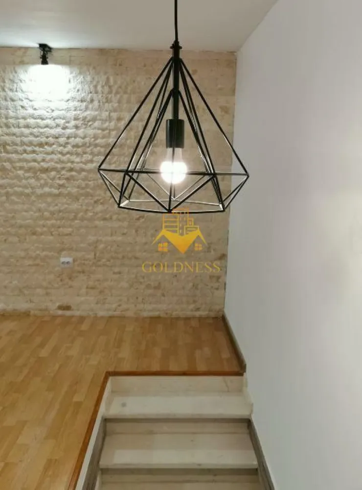 1 camera, zona centrală, Platinia, Calea Moților, spațiu pentru birou - GOLDNESS Imobiliare vă propune spre închiriere un apartament cu 1 camera, care poate avea destinație rezidențială dar poate fi folosit și ca spațiu pentru birouri. Apartamentul este la mansarda, într-un imobil de 2  etaje, în zona centrală a orasului. Fiecare iei poate mobila și utila spațiul după bunul plac și după nevoile sale. Se află în apropierea stațiilor de transport în comun, magazine, restaurante, spații verzi, farmacii, etc.   Apartamentul este compartimentat astfel:  - camera principala  - baie cu cabina de dus, calorifer port prosop și dulap pentru depozitare. Imobilul este dotat cu centrală proprie. Dacă sunteți interesați de acest apartament și doriți să îl vizionați, dar și pentru alte oferte nu ezitați să ne contactați telefonic sau prin e-mail. Vă stăm la dispoziție! Pentru intermediere se percepe un comision de 50% din prețul chiriei! }}