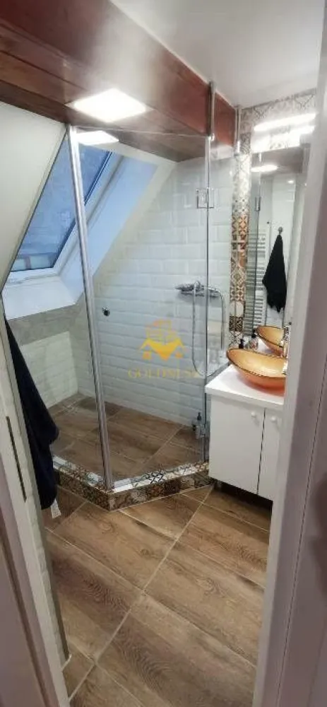 1 camera, zona centrală, Platinia, Calea Moților, spațiu pentru birou - GOLDNESS Imobiliare vă propune spre închiriere un apartament cu 1 camera, care poate avea destinație rezidențială dar poate fi folosit și ca spațiu pentru birouri. Apartamentul este la mansarda, într-un imobil de 2  etaje, în zona centrală a orasului. Fiecare iei poate mobila și utila spațiul după bunul plac și după nevoile sale. Se află în apropierea stațiilor de transport în comun, magazine, restaurante, spații verzi, farmacii, etc.   Apartamentul este compartimentat astfel:  - camera principala  - baie cu cabina de dus, calorifer port prosop și dulap pentru depozitare. Imobilul este dotat cu centrală proprie. Dacă sunteți interesați de acest apartament și doriți să îl vizionați, dar și pentru alte oferte nu ezitați să ne contactați telefonic sau prin e-mail. Vă stăm la dispoziție! Pentru intermediere se percepe un comision de 50% din prețul chiriei! }}