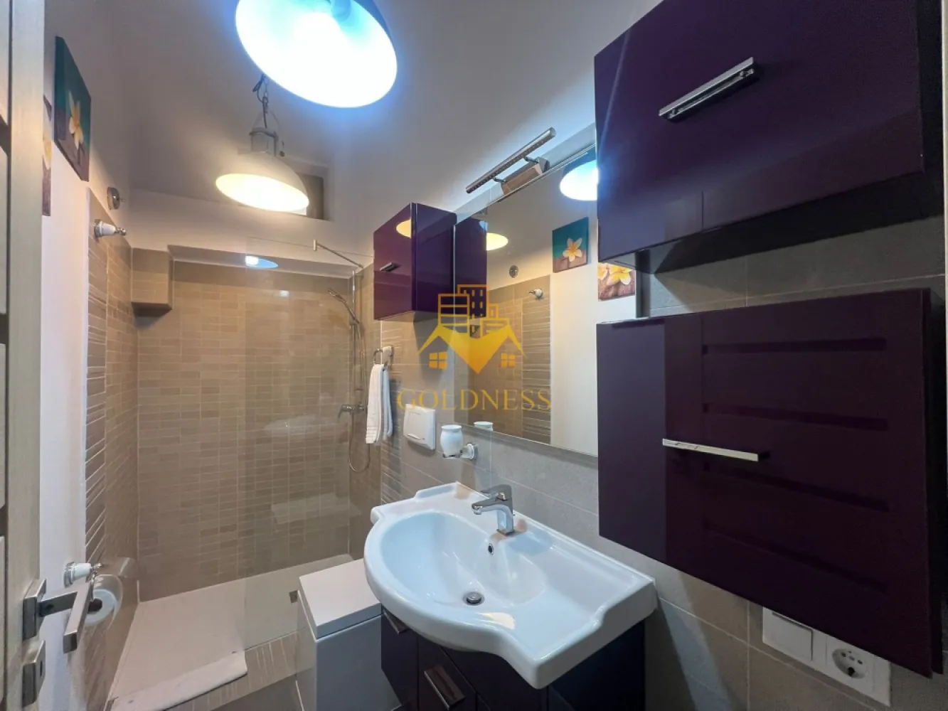 2 camere, Parcare, Centru, Piata Muzeului, Piata Unirii, Memo, UMF - GOLDNESS Imobiliare vă propune spre închiriere un apartament cu 2 camere open-space complet mobilat și utilat, la demisol într-un imobil de 3 etaje, în zona ultracentrala, la 15 min de UMF, 5 minute de Piata Unirii, strada Paul Chinezu. Se poate inchiria un loc de parcare in curtea interioara cu 50euro. GARANȚIE: se percep 2 garanții, cu posibilitatea plății eșalonat în 2/3 luni. Apartamentul este compartimentat astfel: - dormitor cu pat matrimonial, dressing, noptiere, birou. - living cu bucatarie open-space complet utilată si mobilata, canapea extensibla, loc de servit masa - baie cu dus walk-in, calorifer port prosop inox și dulap pentru depozitare. Imobilul este dotat cu toate cele necesare- termoficare, mașină de spălat haine, frigider, plită electrică, masina de spalat vase, hotă, TV, AC, etc. Se află în apropierea stațiilor de transport în comun, magazine, restaurante, spații verzi, farmacii, etc. Dacă sunteți interesați de acest apartament și doriți să îl vizionați, dar și pentru alte oferte sau detalii nu ezitați să ne contactați telefonic sau prin e-mail - goldnessimobiliare@gmail.com. Vă stăm la dispoziție! Pentru intermediere se percepe un comision de 50% din prețul chiriei! }}