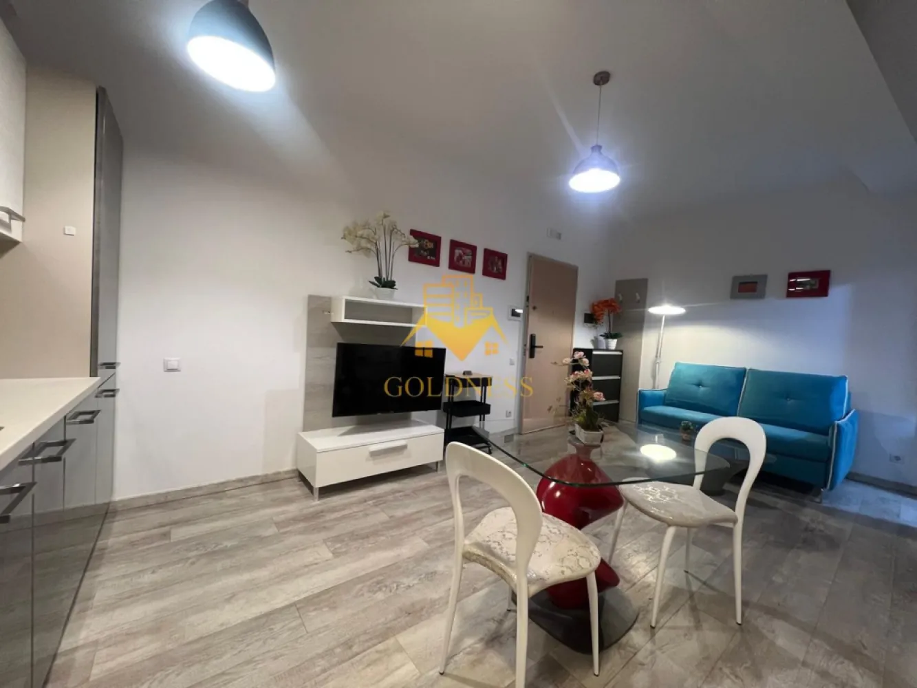 2 camere, Parcare, Centru, Piata Muzeului, Piata Unirii, Memo, UMF - GOLDNESS Imobiliare vă propune spre închiriere un apartament cu 2 camere open-space complet mobilat și utilat, la demisol într-un imobil de 3 etaje, în zona ultracentrala, la 15 min de UMF, 5 minute de Piata Unirii, strada Paul Chinezu. Se poate inchiria un loc de parcare in curtea interioara cu 50euro. GARANȚIE: se percep 2 garanții, cu posibilitatea plății eșalonat în 2/3 luni. Apartamentul este compartimentat astfel: - dormitor cu pat matrimonial, dressing, noptiere, birou. - living cu bucatarie open-space complet utilată si mobilata, canapea extensibla, loc de servit masa - baie cu dus walk-in, calorifer port prosop inox și dulap pentru depozitare. Imobilul este dotat cu toate cele necesare- termoficare, mașină de spălat haine, frigider, plită electrică, masina de spalat vase, hotă, TV, AC, etc. Se află în apropierea stațiilor de transport în comun, magazine, restaurante, spații verzi, farmacii, etc. Dacă sunteți interesați de acest apartament și doriți să îl vizionați, dar și pentru alte oferte sau detalii nu ezitați să ne contactați telefonic sau prin e-mail - goldnessimobiliare@gmail.com. Vă stăm la dispoziție! Pentru intermediere se percepe un comision de 50% din prețul chiriei! }}