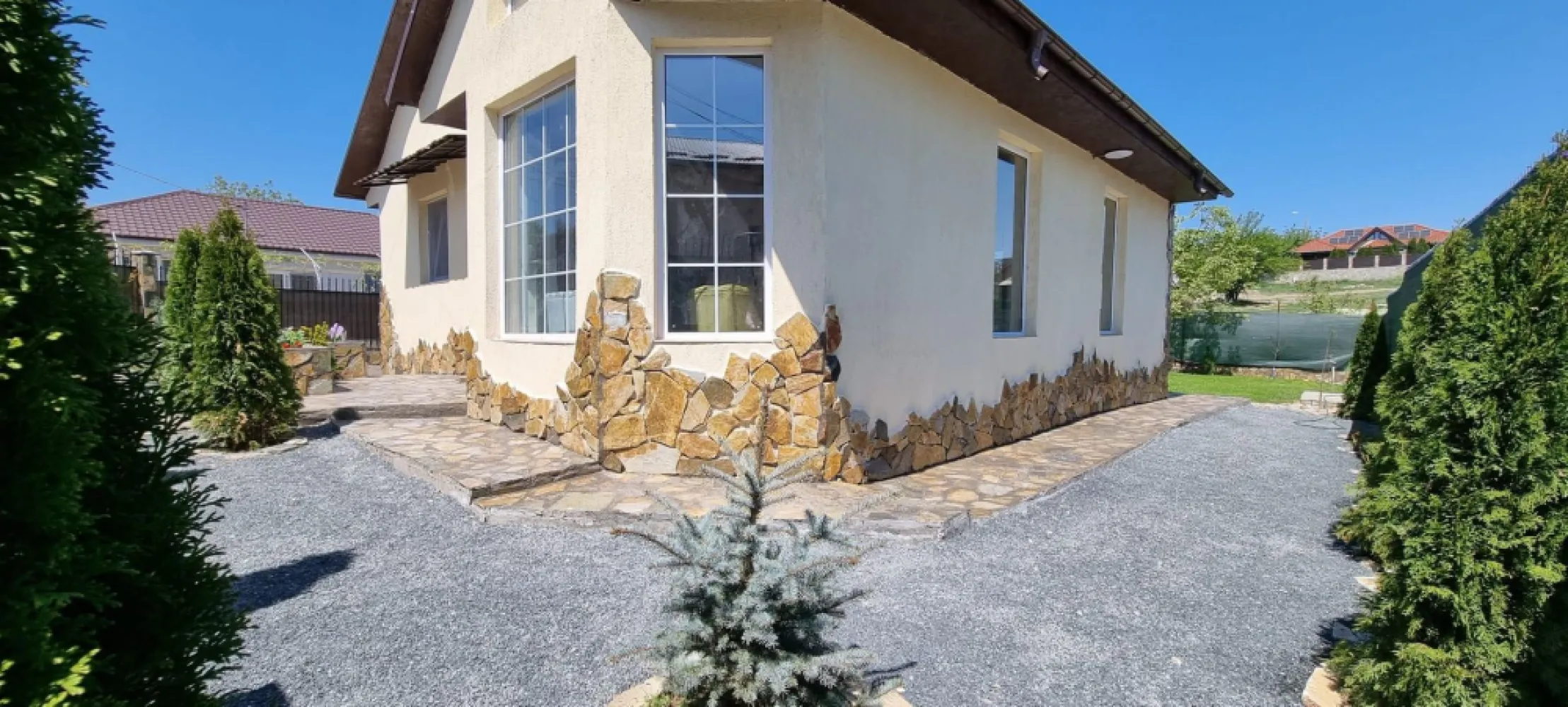 De inchiriat, vila noua - Bariera Traian - Lacul Brates - Oferta in exclusivitate prin Mag Invest! Descoperiți oportunitatea de închiriere a unei case moderne, situată într-o zonă liniștită între Bariera Traian și Lacul Brateș. Această casă se afla la prima inchiriere, construcție finalizată în 2026, oferă confort și stil pentru familiile care caută un cămin de calitate. Caracteristici principale: Preț chirie: 800 euro/lună Suprafață generoasă de 130 mp, dispusă pe două niveluri: parter și mansardă Construcție din BCA de înaltă calitate, cu armături din beton armat Acoperiș din tablă Lindab, pentru durabilitate și eficiență energetică Încălzire în pardoseală pentru un confort termic optim Ferestre din termopan cu barieră termică, asigurând izolare și reducerea costurilor de încălzire Zona liniștită, perfectă pentru relaxare și locuire pe termen lung La parter, veți găsi un living luminos și primitor, open space, ideal pentru momentele de relaxare alături de familie și prieteni, precum și un grup sanitar modern, o cameră tehnică și un dormitor matrimonial spațios. Mansarda include un dormitor cu dressing, balcon, un dormitor mai mic, perfect pentru copii sau birou, și un grup sanitar suplimentar. Această casă este gata pentru a deveni căminul dumneavoastră, fiind personalizabilă în funcție de preferințe, pentru a reflecta stilul și nevoile fiecărui chiriaș. Nu ratați șansa de a locui într-o locuință nouă, într-o zonă liniștită și confortabilă! Pentru mai multe informații sau pentru a programa o vizionare, nu ezitați să ne contactați. Telefon contact: 0740.949.871 – Marian Ene, consilier investiții Mag Invest }}