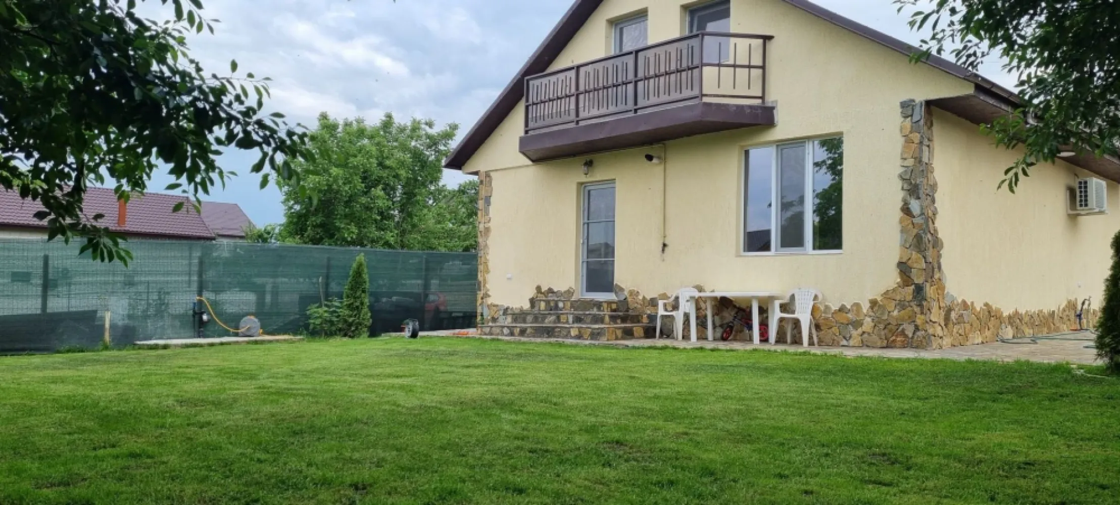 De inchiriat, vila noua - Bariera Traian - Lacul Brates - Oferta in exclusivitate prin Mag Invest! Descoperiți oportunitatea de închiriere a unei case moderne, situată într-o zonă liniștită între Bariera Traian și Lacul Brateș. Această casă se afla la prima inchiriere, construcție finalizată în 2026, oferă confort și stil pentru familiile care caută un cămin de calitate. Caracteristici principale: Preț chirie: 800 euro/lună Suprafață generoasă de 130 mp, dispusă pe două niveluri: parter și mansardă Construcție din BCA de înaltă calitate, cu armături din beton armat Acoperiș din tablă Lindab, pentru durabilitate și eficiență energetică Încălzire în pardoseală pentru un confort termic optim Ferestre din termopan cu barieră termică, asigurând izolare și reducerea costurilor de încălzire Zona liniștită, perfectă pentru relaxare și locuire pe termen lung La parter, veți găsi un living luminos și primitor, open space, ideal pentru momentele de relaxare alături de familie și prieteni, precum și un grup sanitar modern, o cameră tehnică și un dormitor matrimonial spațios. Mansarda include un dormitor cu dressing, balcon, un dormitor mai mic, perfect pentru copii sau birou, și un grup sanitar suplimentar. Această casă este gata pentru a deveni căminul dumneavoastră, fiind personalizabilă în funcție de preferințe, pentru a reflecta stilul și nevoile fiecărui chiriaș. Nu ratați șansa de a locui într-o locuință nouă, într-o zonă liniștită și confortabilă! Pentru mai multe informații sau pentru a programa o vizionare, nu ezitați să ne contactați. Telefon contact: 0740.949.871 – Marian Ene, consilier investiții Mag Invest }}