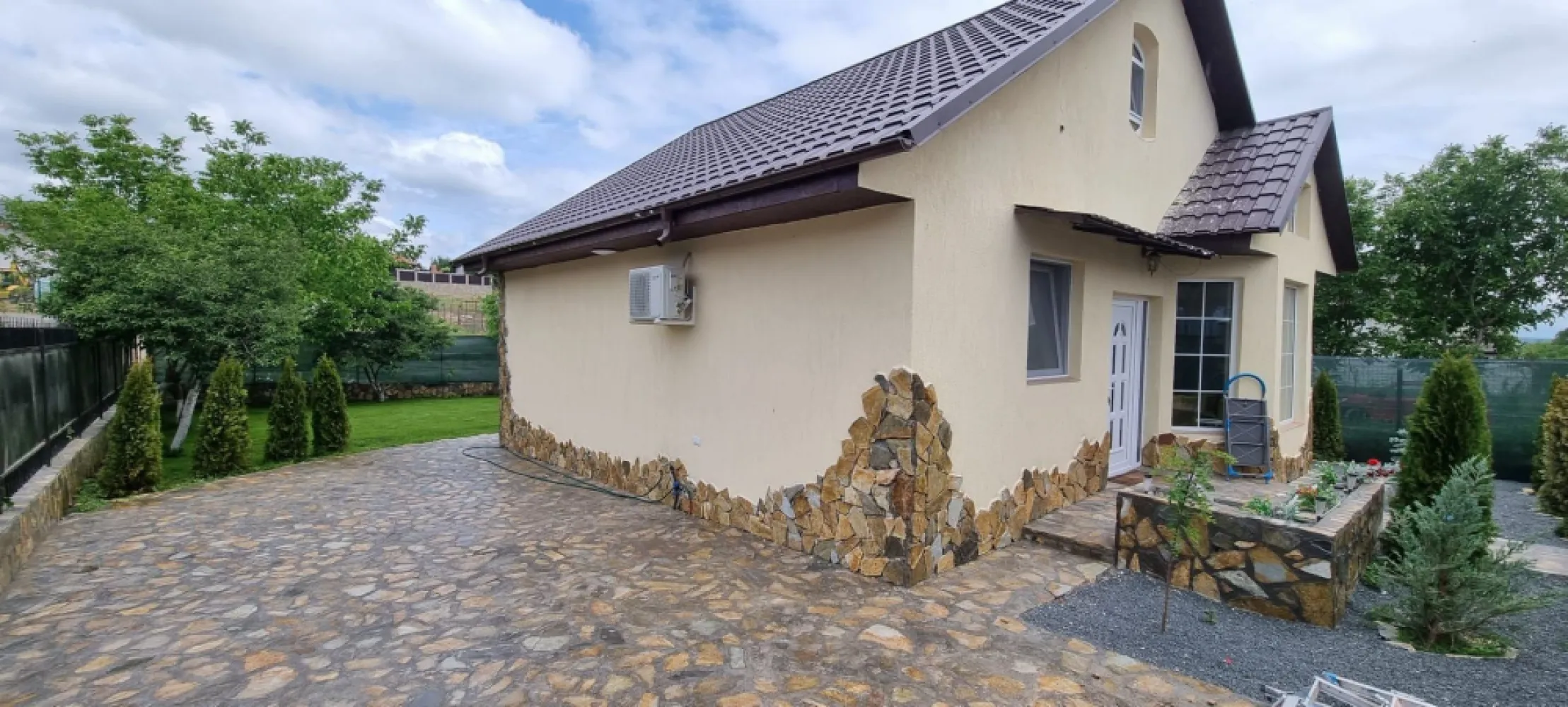 De inchiriat, vila noua - Bariera Traian - Lacul Brates - Oferta in exclusivitate prin Mag Invest! Descoperiți oportunitatea de închiriere a unei case moderne, situată într-o zonă liniștită între Bariera Traian și Lacul Brateș. Această casă se afla la prima inchiriere, construcție finalizată în 2026, oferă confort și stil pentru familiile care caută un cămin de calitate. Caracteristici principale: Preț chirie: 800 euro/lună Suprafață generoasă de 130 mp, dispusă pe două niveluri: parter și mansardă Construcție din BCA de înaltă calitate, cu armături din beton armat Acoperiș din tablă Lindab, pentru durabilitate și eficiență energetică Încălzire în pardoseală pentru un confort termic optim Ferestre din termopan cu barieră termică, asigurând izolare și reducerea costurilor de încălzire Zona liniștită, perfectă pentru relaxare și locuire pe termen lung La parter, veți găsi un living luminos și primitor, open space, ideal pentru momentele de relaxare alături de familie și prieteni, precum și un grup sanitar modern, o cameră tehnică și un dormitor matrimonial spațios. Mansarda include un dormitor cu dressing, balcon, un dormitor mai mic, perfect pentru copii sau birou, și un grup sanitar suplimentar. Această casă este gata pentru a deveni căminul dumneavoastră, fiind personalizabilă în funcție de preferințe, pentru a reflecta stilul și nevoile fiecărui chiriaș. Nu ratați șansa de a locui într-o locuință nouă, într-o zonă liniștită și confortabilă! Pentru mai multe informații sau pentru a programa o vizionare, nu ezitați să ne contactați. Telefon contact: 0740.949.871 – Marian Ene, consilier investiții Mag Invest }}