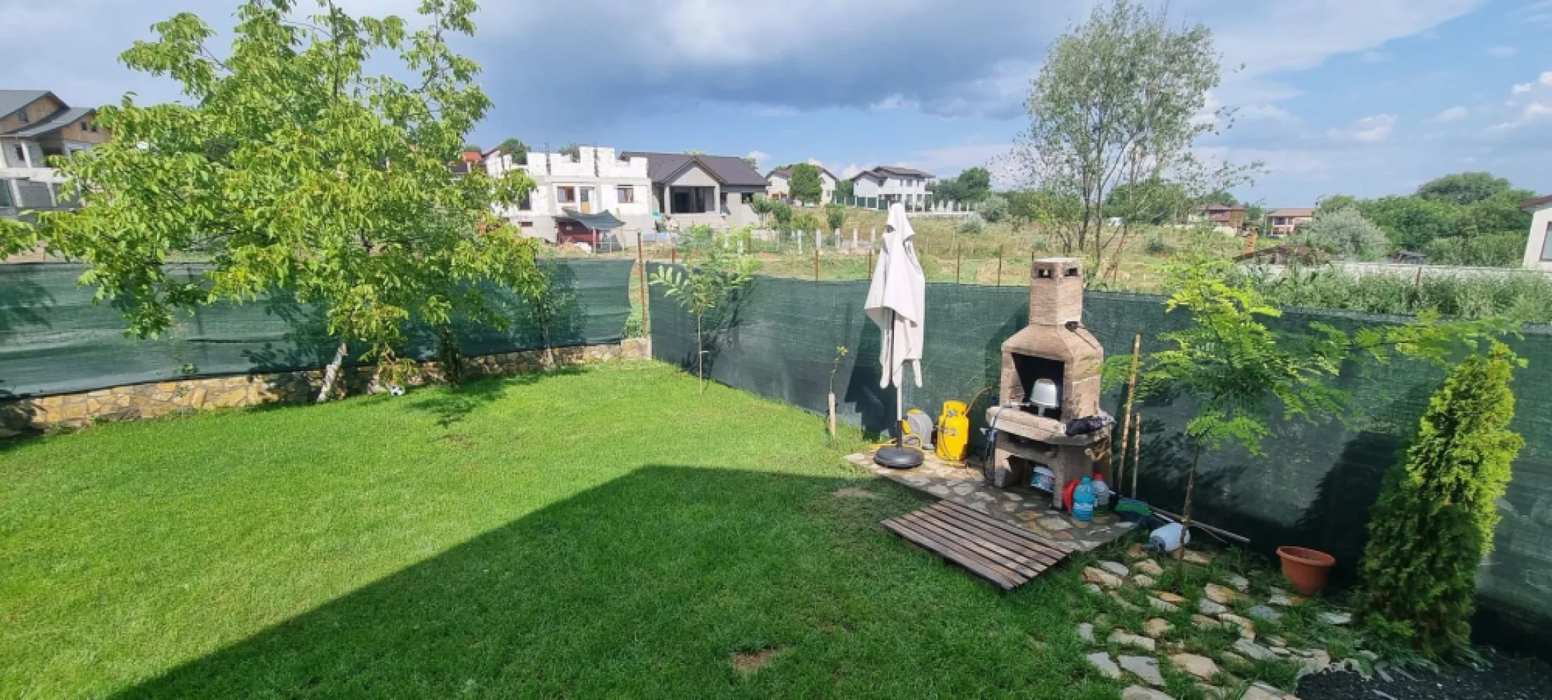 De inchiriat, vila noua - Bariera Traian - Lacul Brates - Oferta in exclusivitate prin Mag Invest! Descoperiți oportunitatea de închiriere a unei case moderne, situată într-o zonă liniștită între Bariera Traian și Lacul Brateș. Această casă se afla la prima inchiriere, construcție finalizată în 2026, oferă confort și stil pentru familiile care caută un cămin de calitate. Caracteristici principale: Preț chirie: 800 euro/lună Suprafață generoasă de 130 mp, dispusă pe două niveluri: parter și mansardă Construcție din BCA de înaltă calitate, cu armături din beton armat Acoperiș din tablă Lindab, pentru durabilitate și eficiență energetică Încălzire în pardoseală pentru un confort termic optim Ferestre din termopan cu barieră termică, asigurând izolare și reducerea costurilor de încălzire Zona liniștită, perfectă pentru relaxare și locuire pe termen lung La parter, veți găsi un living luminos și primitor, open space, ideal pentru momentele de relaxare alături de familie și prieteni, precum și un grup sanitar modern, o cameră tehnică și un dormitor matrimonial spațios. Mansarda include un dormitor cu dressing, balcon, un dormitor mai mic, perfect pentru copii sau birou, și un grup sanitar suplimentar. Această casă este gata pentru a deveni căminul dumneavoastră, fiind personalizabilă în funcție de preferințe, pentru a reflecta stilul și nevoile fiecărui chiriaș. Nu ratați șansa de a locui într-o locuință nouă, într-o zonă liniștită și confortabilă! Pentru mai multe informații sau pentru a programa o vizionare, nu ezitați să ne contactați. Telefon contact: 0740.949.871 – Marian Ene, consilier investiții Mag Invest }}