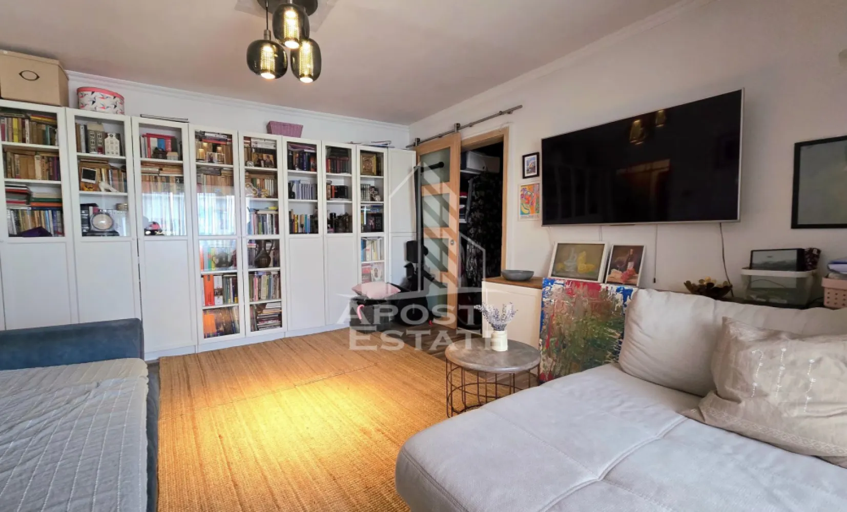 Apartament de vanzare cu 3 camere, mobilat utilat, zona Bucovina - Agentia Imobiliara Apostu Estate va propune spre vanzare un apartament modern cu 3 camere, semidecomandat, situat in zona Bucovina.

Una dintre cele mai apreciate zone ale orasului, cu acces facil catre numeroase puncte de interes, mijloace de transport, magazine si scoli. In imediata apropiere regasim Pizzeria Giovanna, Carrefour Market si Lidl, iar la 1.9km distanta Iulius Mall Timisoara.

Apartamentul este amplasat la etajul 4/4 al unui imobil cu acoperis din tabla si beneficiaza de o compartimentare practica si de un ambient cald si primitor, fiind ideal atat pentru locuit, cat si pentru investitie.

Dispune de 66 mpu si beneficaza de: tamplarie PVC si geamuri tripan, gresie, faianta, parchet, rulouri de aluminiu si usa exterioara metalica. Instalatie electrica si sanitara noua. Intrerupatoare Livolo, cu touch. Izolat interior. Acces in pod de pe casa scarii.

Compartimentare:
hol de acces;
dormitor;
living luminos cu balcon
bucatarie;
dormitor spatios;
baie cu dus, bideu si geam pentru aerisire;

Confortul termic este realizat prin intermediul termoficarii si al aparatului se aer conditionat (18.000 BTU), oferind un plus de confort pe tot parcursul anului.

Apartamentul se vinde partial mobilat si utilat complet.

Proprietatea reprezinta o alegere excelenta pentru cei care isi doresc un apartament confortabil, intr-o zona linistita si bine conectata a orasului.

Oferim consultanta bancara gratuita prin intermediul colaboratorilor nostri pentru alegerea celui mai potrivit tip de credit, astfel incat tu sa devii noul proprietar al acestui apartament.

Pentru mai multe detalii sau pentru a programa o vizionare, va stam cu drag la dispozitie.

CP3211678
