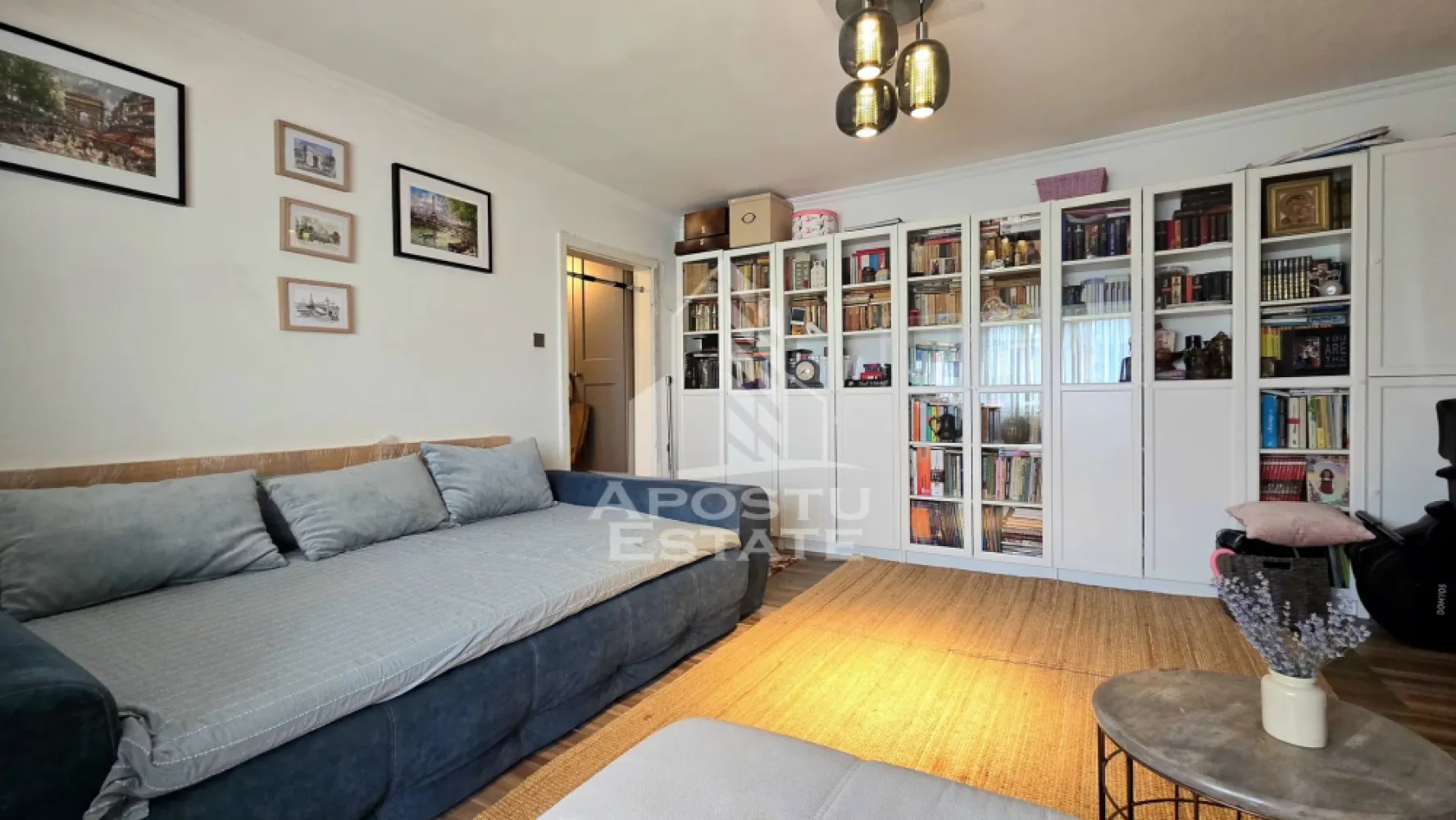 Apartament de vanzare cu 3 camere, mobilat utilat, zona Bucovina - Agentia Imobiliara Apostu Estate va propune spre vanzare un apartament modern cu 3 camere, semidecomandat, situat in zona Bucovina.

Una dintre cele mai apreciate zone ale orasului, cu acces facil catre numeroase puncte de interes, mijloace de transport, magazine si scoli. In imediata apropiere regasim Pizzeria Giovanna, Carrefour Market si Lidl, iar la 1.9km distanta Iulius Mall Timisoara.

Apartamentul este amplasat la etajul 4/4 al unui imobil cu acoperis din tabla si beneficiaza de o compartimentare practica si de un ambient cald si primitor, fiind ideal atat pentru locuit, cat si pentru investitie.

Dispune de 66 mpu si beneficaza de: tamplarie PVC si geamuri tripan, gresie, faianta, parchet, rulouri de aluminiu si usa exterioara metalica. Instalatie electrica si sanitara noua. Intrerupatoare Livolo, cu touch. Izolat interior. Acces in pod de pe casa scarii.

Compartimentare:
hol de acces;
dormitor;
living luminos cu balcon
bucatarie;
dormitor spatios;
baie cu dus, bideu si geam pentru aerisire;

Confortul termic este realizat prin intermediul termoficarii si al aparatului se aer conditionat (18.000 BTU), oferind un plus de confort pe tot parcursul anului.

Apartamentul se vinde partial mobilat si utilat complet.

Proprietatea reprezinta o alegere excelenta pentru cei care isi doresc un apartament confortabil, intr-o zona linistita si bine conectata a orasului.

Oferim consultanta bancara gratuita prin intermediul colaboratorilor nostri pentru alegerea celui mai potrivit tip de credit, astfel incat tu sa devii noul proprietar al acestui apartament.

Pentru mai multe detalii sau pentru a programa o vizionare, va stam cu drag la dispozitie.

CP3211678