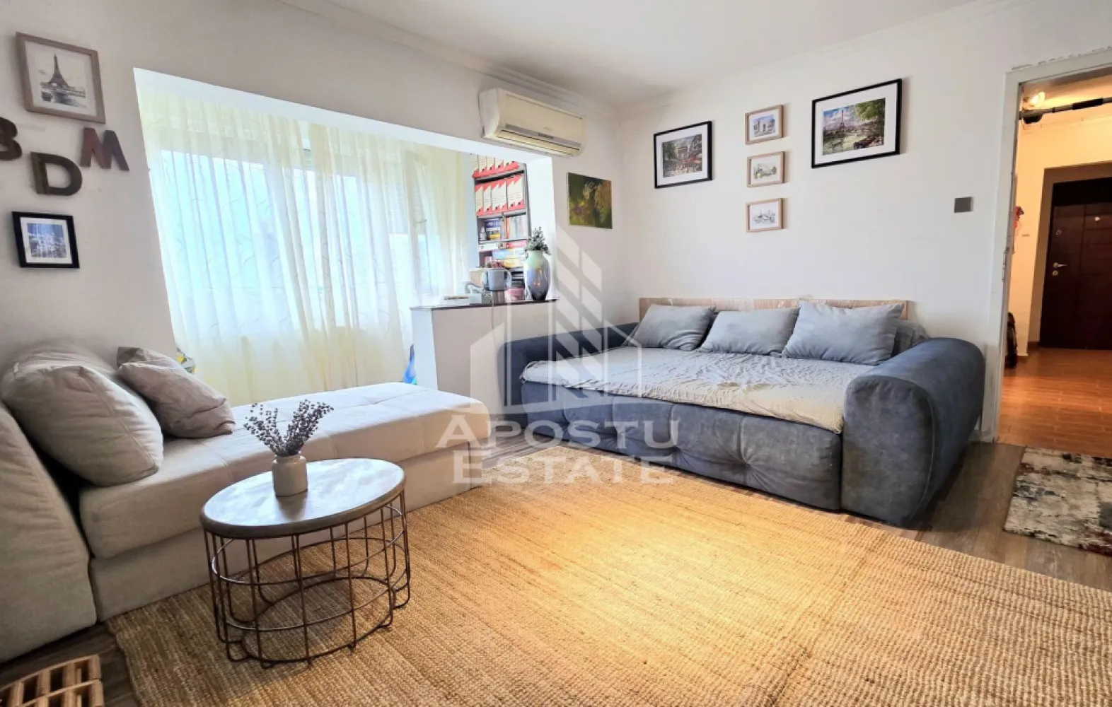 Apartament de vanzare cu 3 camere, mobilat utilat, zona Bucovina - Agentia Imobiliara Apostu Estate va propune spre vanzare un apartament modern cu 3 camere, semidecomandat, situat in zona Bucovina.

Una dintre cele mai apreciate zone ale orasului, cu acces facil catre numeroase puncte de interes, mijloace de transport, magazine si scoli. In imediata apropiere regasim Pizzeria Giovanna, Carrefour Market si Lidl, iar la 1.9km distanta Iulius Mall Timisoara.

Apartamentul este amplasat la etajul 4/4 al unui imobil cu acoperis din tabla si beneficiaza de o compartimentare practica si de un ambient cald si primitor, fiind ideal atat pentru locuit, cat si pentru investitie.

Dispune de 66 mpu si beneficaza de: tamplarie PVC si geamuri tripan, gresie, faianta, parchet, rulouri de aluminiu si usa exterioara metalica. Instalatie electrica si sanitara noua. Intrerupatoare Livolo, cu touch. Izolat interior. Acces in pod de pe casa scarii.

Compartimentare:
hol de acces;
dormitor;
living luminos cu balcon
bucatarie;
dormitor spatios;
baie cu dus, bideu si geam pentru aerisire;

Confortul termic este realizat prin intermediul termoficarii si al aparatului se aer conditionat (18.000 BTU), oferind un plus de confort pe tot parcursul anului.

Apartamentul se vinde partial mobilat si utilat complet.

Proprietatea reprezinta o alegere excelenta pentru cei care isi doresc un apartament confortabil, intr-o zona linistita si bine conectata a orasului.

Oferim consultanta bancara gratuita prin intermediul colaboratorilor nostri pentru alegerea celui mai potrivit tip de credit, astfel incat tu sa devii noul proprietar al acestui apartament.

Pentru mai multe detalii sau pentru a programa o vizionare, va stam cu drag la dispozitie.

CP3211678
