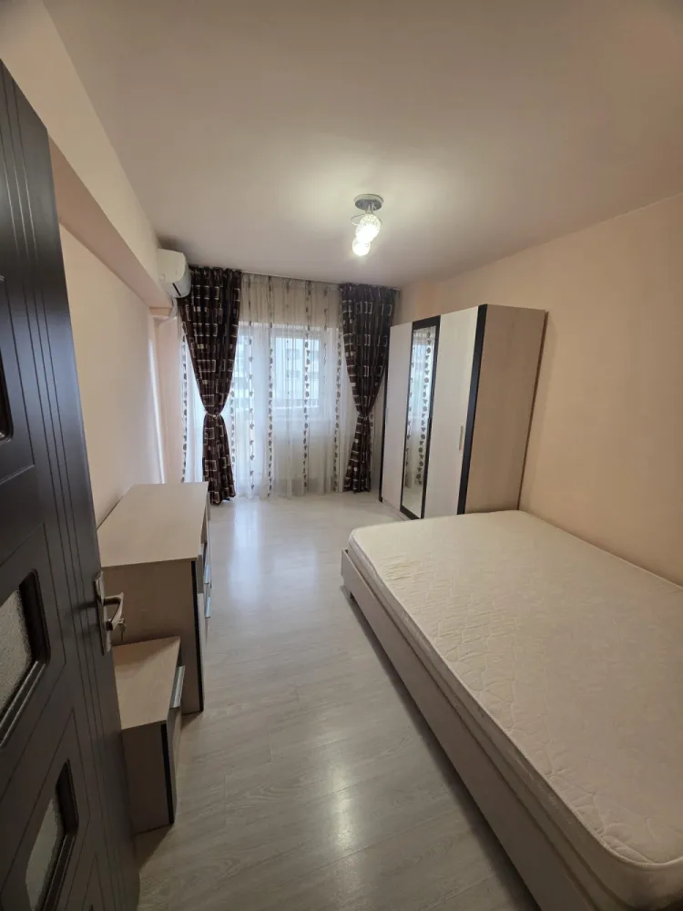 Proprietar, 2. cam. Decomandat , ultracentral - Bilateral, decomandat, ultracentral,et.2/7, &nbsp;superb. Complet mobilat și modern utilat, &nbsp;2 a.c., centrala proprie, wi-fi, etc… Liber, disponibil imediat, preferabil închiriere pe termen lung.