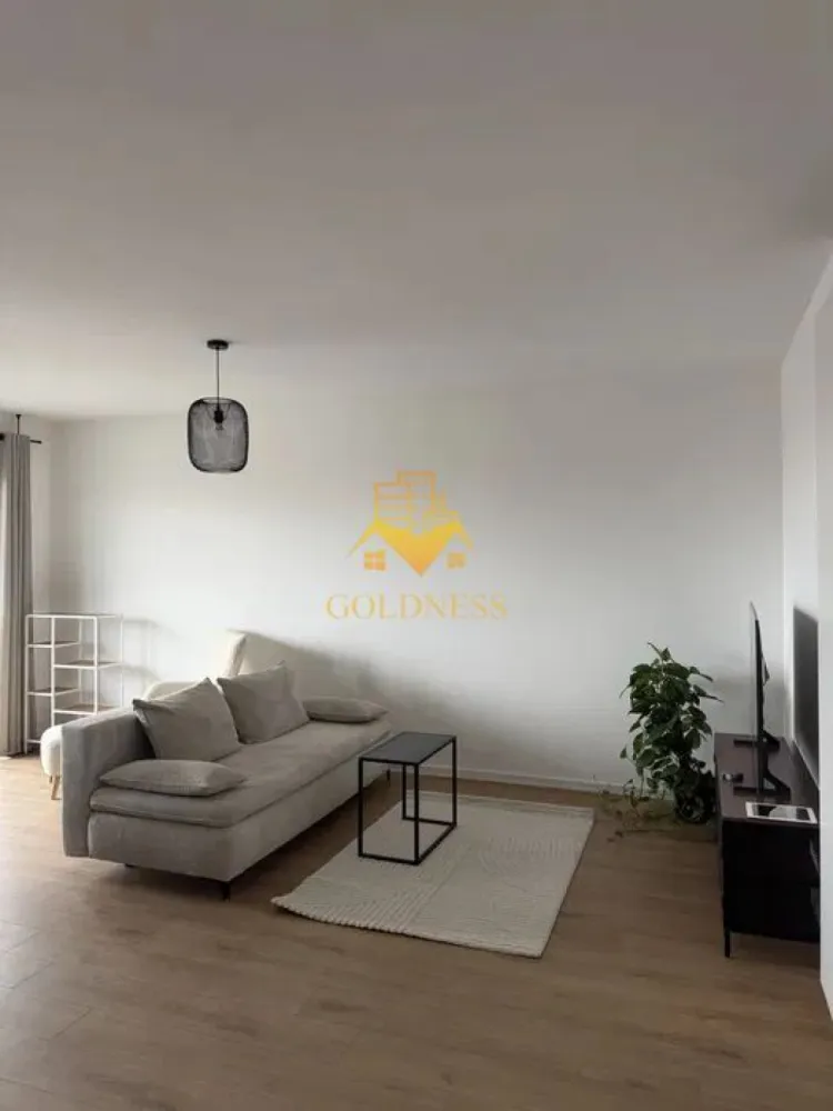 2 Camere Openspace, Liberty Residential, Parcare,Iris,Prima inchiriere - Vă propun spre închiriere un apartament cu 2 camere, situat în complexul Liberty Residential strada Gării , la etajul 4, într-un imobil modern. Apartamentul are o suprafață utilă de 53 mp, la care se adaugă un balcon de 7 mp, ideală pentru relaxare. Compartimentarea este practică și bine organizată, fiind semidecomandată, oferind un spațiu confortabil și funcțional. Locuința dispune de living luminos, dormitor, bucătărie și baie. Imobilul se predă mobilat și utilat, pregătit pentru mutare imediată, iar confortul termic este asigurat eficient. Un mare avantaj îl reprezintă parcarea subterană inclusă în preț. Prețul chiriei este de 625 euro negociabil Pentru mai multe detalii sau pentru a programa o vizionare, vă stau la dispoziție cu drag! Pentru intermediere se percepe comision de 50%! }}