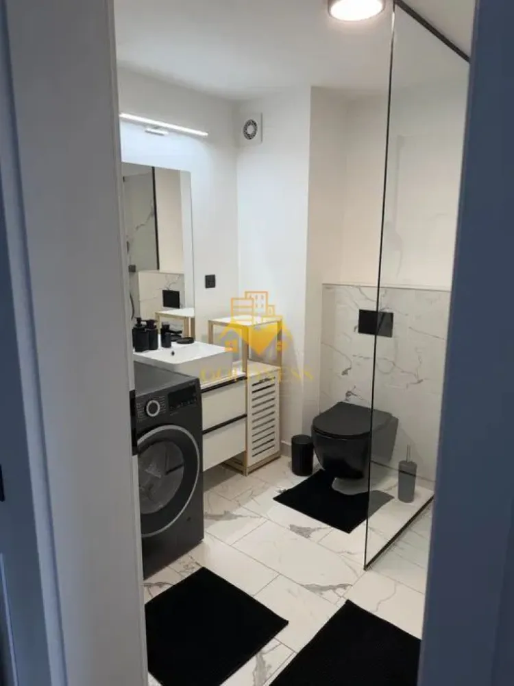 2 Camere Openspace, Liberty Residential, Parcare,Iris,Prima inchiriere - Vă propun spre închiriere un apartament cu 2 camere, situat în complexul Liberty Residential strada Gării , la etajul 4, într-un imobil modern. Apartamentul are o suprafață utilă de 53 mp, la care se adaugă un balcon de 7 mp, ideală pentru relaxare. Compartimentarea este practică și bine organizată, fiind semidecomandată, oferind un spațiu confortabil și funcțional. Locuința dispune de living luminos, dormitor, bucătărie și baie. Imobilul se predă mobilat și utilat, pregătit pentru mutare imediată, iar confortul termic este asigurat eficient. Un mare avantaj îl reprezintă parcarea subterană inclusă în preț. Prețul chiriei este de 625 euro negociabil Pentru mai multe detalii sau pentru a programa o vizionare, vă stau la dispoziție cu drag! Pentru intermediere se percepe comision de 50%! }}