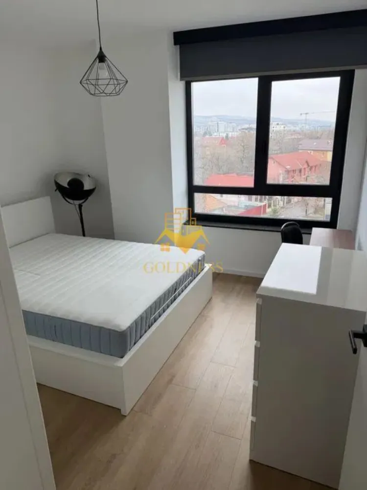2 Camere Openspace, Liberty Residential, Parcare,Iris,Prima inchiriere - Vă propun spre închiriere un apartament cu 2 camere, situat în complexul Liberty Residential strada Gării , la etajul 4, într-un imobil modern. Apartamentul are o suprafață utilă de 53 mp, la care se adaugă un balcon de 7 mp, ideală pentru relaxare. Compartimentarea este practică și bine organizată, fiind semidecomandată, oferind un spațiu confortabil și funcțional. Locuința dispune de living luminos, dormitor, bucătărie și baie. Imobilul se predă mobilat și utilat, pregătit pentru mutare imediată, iar confortul termic este asigurat eficient. Un mare avantaj îl reprezintă parcarea subterană inclusă în preț. Prețul chiriei este de 625 euro negociabil Pentru mai multe detalii sau pentru a programa o vizionare, vă stau la dispoziție cu drag! Pentru intermediere se percepe comision de 50%! }}