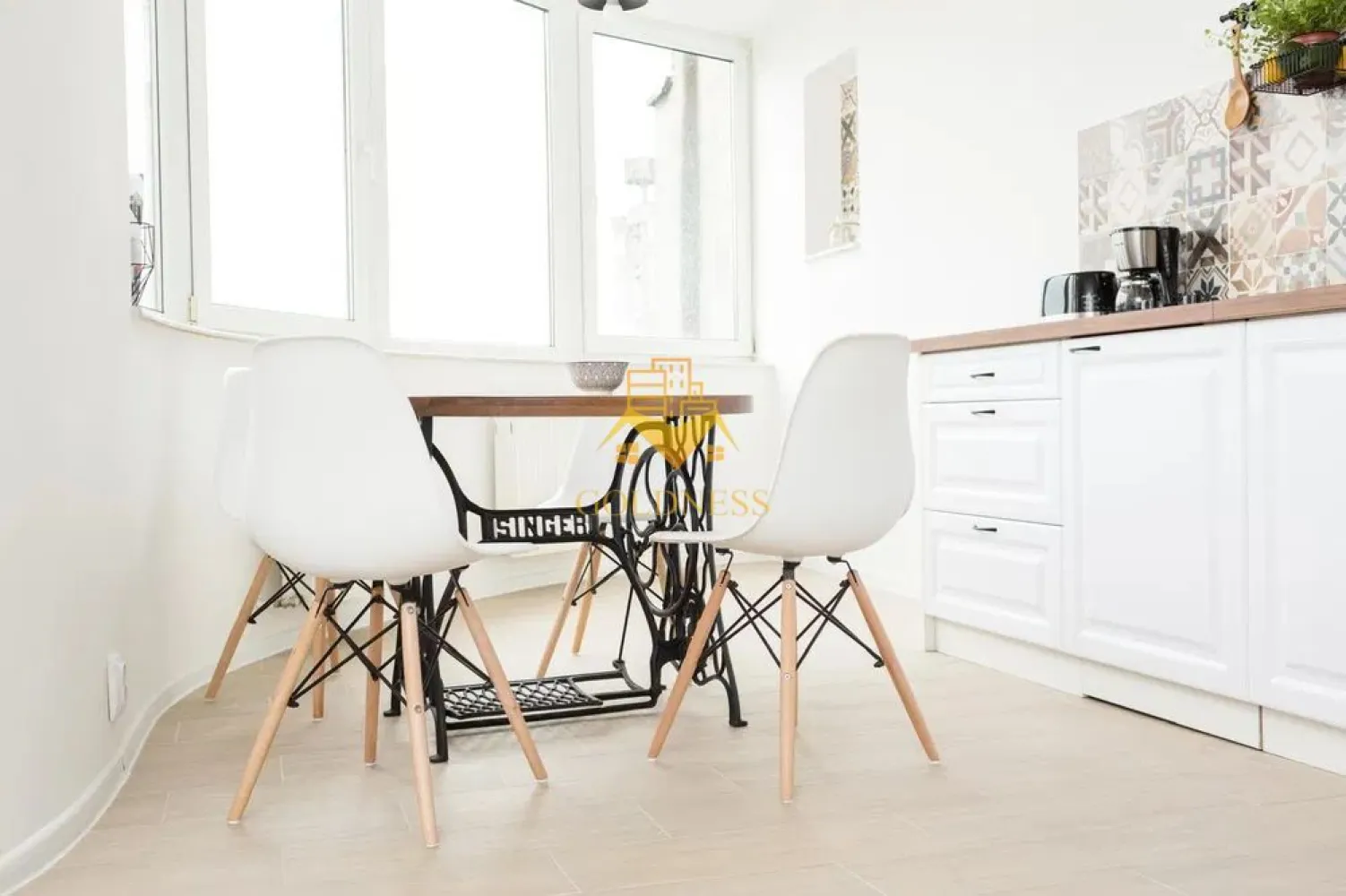 2 Camere Openspace, Modern,Cipariu, Titulescu,Fac.de drept,FSPAC,Vibre - GOLDNESS Imobiliare vă propune spre închiriere un apartament cu 2 camere complet mobilat și utilat, la etajul 4 într-un imobil de 8 etaje, în Cartierul Central. Posibilitate de parcare in zona la liber! Se află în apropierea stațiilor de transport în comun, magazine, restaurante, spații verzi, farmacii, etc. Apartamentul este compartimentat astfel: - dormitor cu pat matrimonial, dressing, noptiere - living cu bucatarie open space complet utilată și mobilată, canapea extensibilă, loc de servit masa - baie cu dus walk-in, calorifer port prosop și dulap pentru depozitare. Imobilul este dotat cu toate cele necesare- centrală proprie, frigider, aragaz, hotă, mașină de spălat haine, etc. Dacă sunteți interesați de acest apartament și doriți să îl vizionați, dar și pentru alte oferte nu ezitați să ne contactați telefonic sau prin e-mail. Vă stăm la dispoziție! Pentru intermediere se percepe un comision de 50% din prețul chiriei! }}