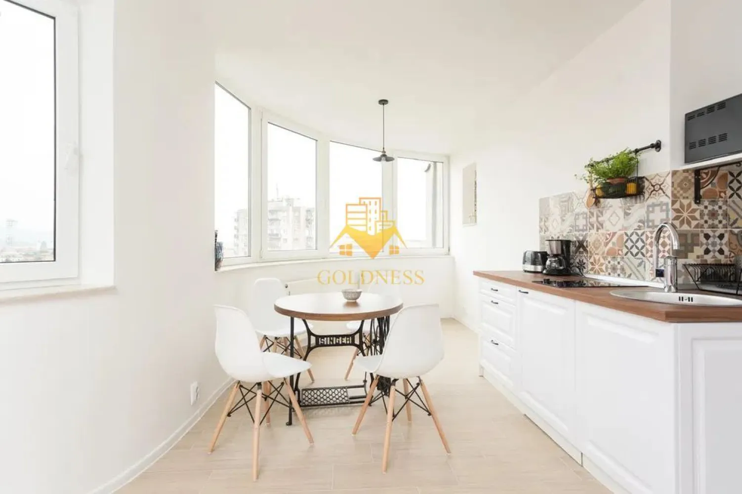 2 Camere Openspace, Modern,Cipariu, Titulescu,Fac.de drept,FSPAC,Vibre - GOLDNESS Imobiliare vă propune spre închiriere un apartament cu 2 camere complet mobilat și utilat, la etajul 4 într-un imobil de 8 etaje, în Cartierul Central. Posibilitate de parcare in zona la liber! Se află în apropierea stațiilor de transport în comun, magazine, restaurante, spații verzi, farmacii, etc. Apartamentul este compartimentat astfel: - dormitor cu pat matrimonial, dressing, noptiere - living cu bucatarie open space complet utilată și mobilată, canapea extensibilă, loc de servit masa - baie cu dus walk-in, calorifer port prosop și dulap pentru depozitare. Imobilul este dotat cu toate cele necesare- centrală proprie, frigider, aragaz, hotă, mașină de spălat haine, etc. Dacă sunteți interesați de acest apartament și doriți să îl vizionați, dar și pentru alte oferte nu ezitați să ne contactați telefonic sau prin e-mail. Vă stăm la dispoziție! Pentru intermediere se percepe un comision de 50% din prețul chiriei! }}