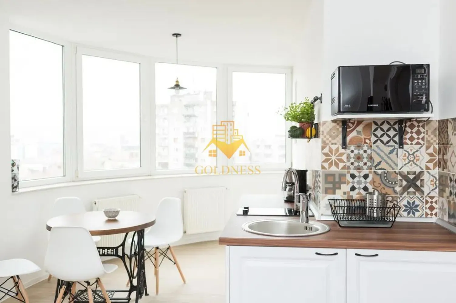 2 Camere Openspace, Modern,Cipariu, Titulescu,Fac.de drept,FSPAC,Vibre - GOLDNESS Imobiliare vă propune spre închiriere un apartament cu 2 camere complet mobilat și utilat, la etajul 4 într-un imobil de 8 etaje, în Cartierul Central. Posibilitate de parcare in zona la liber! Se află în apropierea stațiilor de transport în comun, magazine, restaurante, spații verzi, farmacii, etc. Apartamentul este compartimentat astfel: - dormitor cu pat matrimonial, dressing, noptiere - living cu bucatarie open space complet utilată și mobilată, canapea extensibilă, loc de servit masa - baie cu dus walk-in, calorifer port prosop și dulap pentru depozitare. Imobilul este dotat cu toate cele necesare- centrală proprie, frigider, aragaz, hotă, mașină de spălat haine, etc. Dacă sunteți interesați de acest apartament și doriți să îl vizionați, dar și pentru alte oferte nu ezitați să ne contactați telefonic sau prin e-mail. Vă stăm la dispoziție! Pentru intermediere se percepe un comision de 50% din prețul chiriei! }}