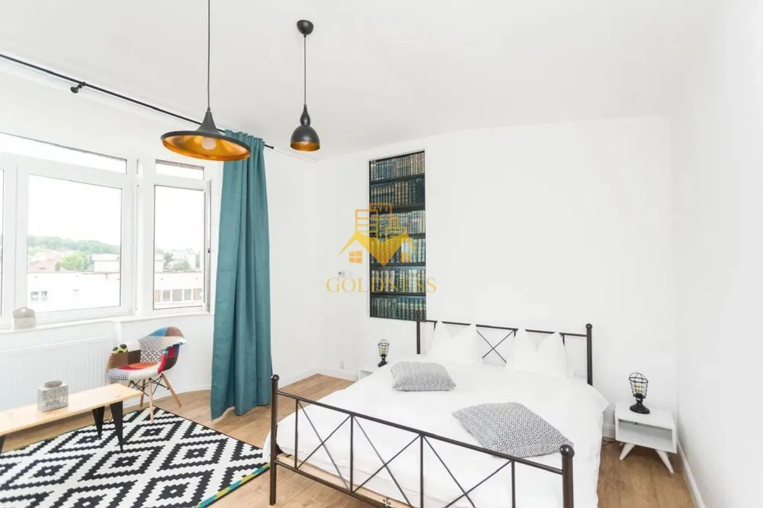 2 Camere Openspace, Modern,Cipariu, Titulescu,Fac.de drept,FSPAC,Vibre - GOLDNESS Imobiliare vă propune spre închiriere un apartament cu 2 camere complet mobilat și utilat, la etajul 4 într-un imobil de 8 etaje, în Cartierul Central. Posibilitate de parcare in zona la liber! Se află în apropierea stațiilor de transport în comun, magazine, restaurante, spații verzi, farmacii, etc. Apartamentul este compartimentat astfel: - dormitor cu pat matrimonial, dressing, noptiere - living cu bucatarie open space complet utilată și mobilată, canapea extensibilă, loc de servit masa - baie cu dus walk-in, calorifer port prosop și dulap pentru depozitare. Imobilul este dotat cu toate cele necesare- centrală proprie, frigider, aragaz, hotă, mașină de spălat haine, etc. Dacă sunteți interesați de acest apartament și doriți să îl vizionați, dar și pentru alte oferte nu ezitați să ne contactați telefonic sau prin e-mail. Vă stăm la dispoziție! Pentru intermediere se percepe un comision de 50% din prețul chiriei! }}