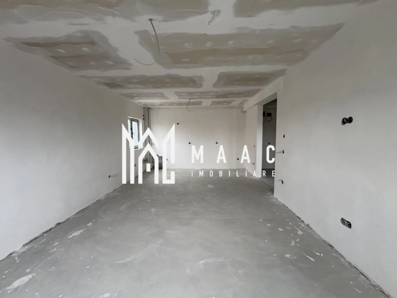 Apartament 2 camere I Etaj 2 I Parcare I Selimbar - MAAC Imobiliare vă propune spre vânzare un apartament situat la etajul 2 al unui bloc nou din Șelimbăr,orientare spre Sud, o proprietate potrivită atât pentru locuire, cât și pentru investiție, amplasată într-o zonă aflată în plină dezvoltare, cu acces facil către Sibiu. Apartamentul este amplasat într-un imobil nou și beneficiază de o compartimentare practică, gândită pentru confort și funcționalitate. Locuința este compusă din: -dormitor cu acces direct în balcon -living cu bucătărie open space cu acces in balcon -baie - hol Imobilul se predă la stadiul de alb, oferind posibilitatea personalizării finisajelor, sau, opțional, contra cost, se poate preda complet finisat, la cheie. Pentru informații suplimentare și stabilirea unei vizionări, menționați că ați văzut anunțul cu ID CP2981947