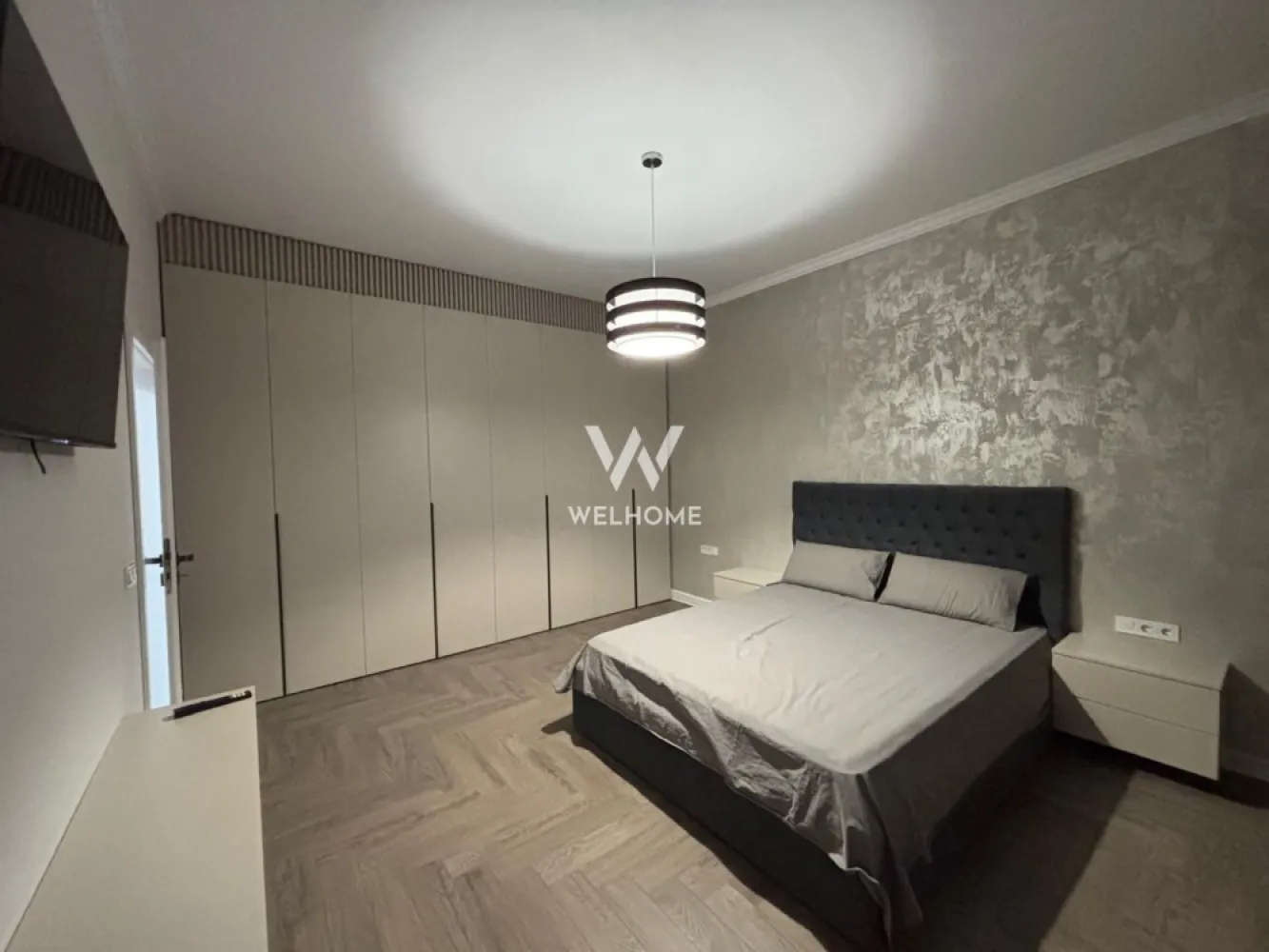 Apartament 3 camere modern NOU - str. Aleea Streiu, Sibiu - Apartament elegant cu 3 camere, situat la etajul 2 din 4 al unui imobil modern, prevăzut cu două lifturi, ce oferă un standard ridicat de confort și funcționalitate. Suprafață utilă: 60 mp + balcon 9 mp Se afla la etajul 2 din 4 al unui bloc construit in anul 2023. Compartimentare optimă: - hol de acces bine organizat - living luminos cu bucătărie open-space - două dormitoare spațioase, amenajate inteligent, cu multiple spații de depozitare - baie modernă, prevăzută cu fereastră pentru ventilație naturală - terasă generoasă, ideală pentru relaxare Proprietatea se închiriază complet mobilată și utilată, exact ca în poze, beneficiind de finisaje premium și mobilier de înaltă calitate, toate fiind noi. Amplasare bună, într-o zonă bine conectată: - acces rapid către centre comerciale (Profi, Penny, Kaufland – la 2–3 minute) - proximitate față de mijloace de transport în comun - în apropiere de școli și grădinițe. Loc de parcare. Nu se acceptă animale de companie. Perioadă minimă închiriere 12 luni. Chirie lunară: 650 Euro + garanție Comision client: 50% din prima chirie Telefon: 0747.639.802