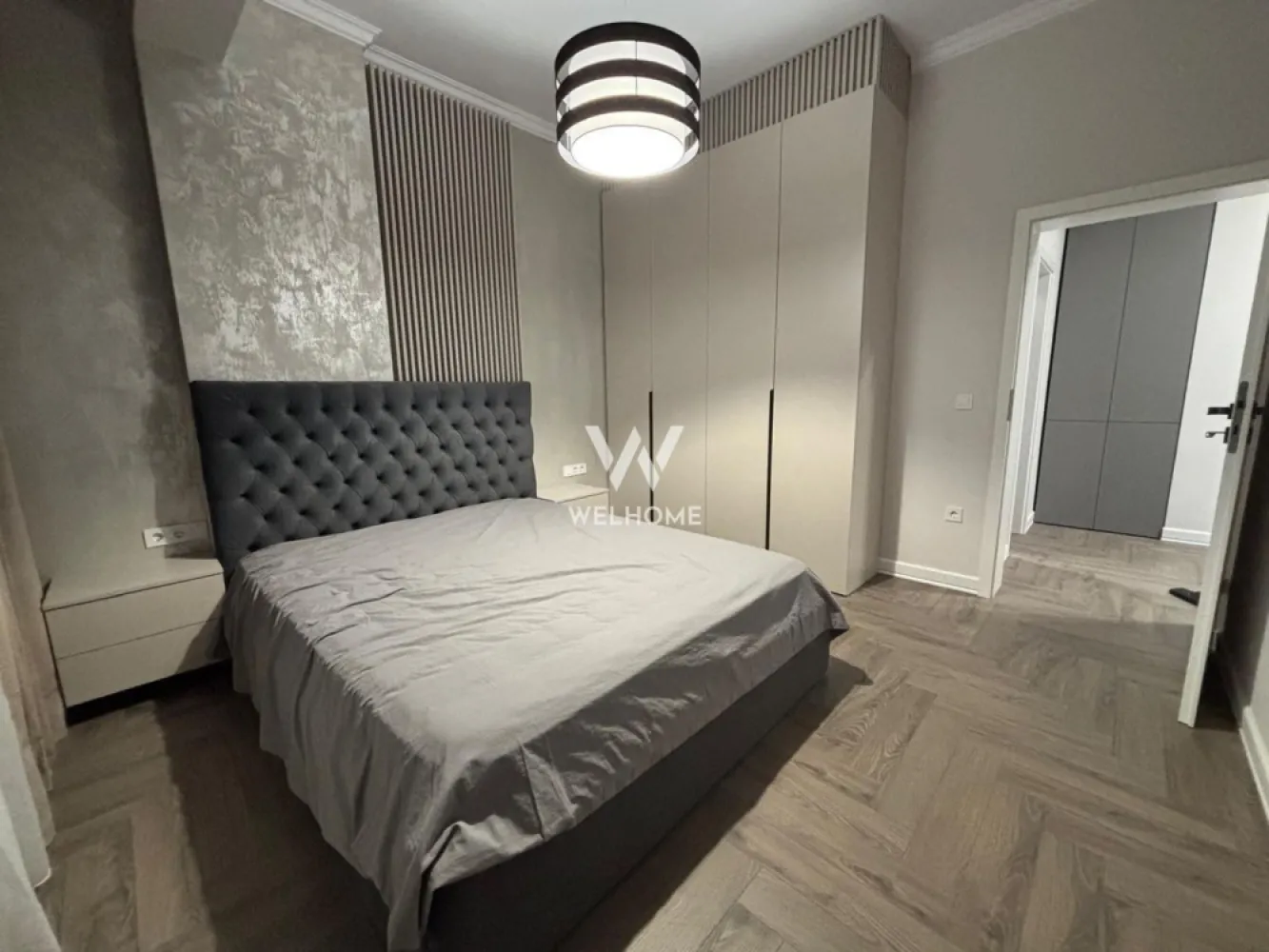 Apartament 3 camere modern NOU - str. Aleea Streiu, Sibiu - Apartament elegant cu 3 camere, situat la etajul 2 din 4 al unui imobil modern, prevăzut cu două lifturi, ce oferă un standard ridicat de confort și funcționalitate. Suprafață utilă: 60 mp + balcon 9 mp Se afla la etajul 2 din 4 al unui bloc construit in anul 2023. Compartimentare optimă: - hol de acces bine organizat - living luminos cu bucătărie open-space - două dormitoare spațioase, amenajate inteligent, cu multiple spații de depozitare - baie modernă, prevăzută cu fereastră pentru ventilație naturală - terasă generoasă, ideală pentru relaxare Proprietatea se închiriază complet mobilată și utilată, exact ca în poze, beneficiind de finisaje premium și mobilier de înaltă calitate, toate fiind noi. Amplasare bună, într-o zonă bine conectată: - acces rapid către centre comerciale (Profi, Penny, Kaufland – la 2–3 minute) - proximitate față de mijloace de transport în comun - în apropiere de școli și grădinițe. Loc de parcare. Nu se acceptă animale de companie. Perioadă minimă închiriere 12 luni. Chirie lunară: 650 Euro + garanție Comision client: 50% din prima chirie Telefon: 0747.639.802 }}