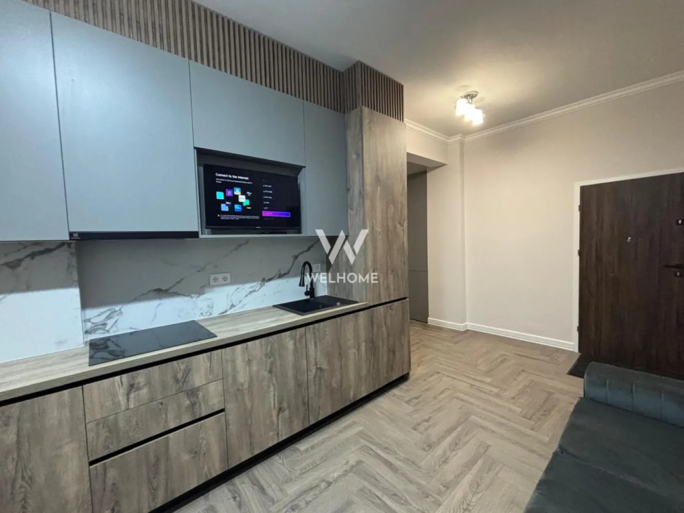 Apartament 3 camere modern NOU - str. Aleea Streiu, Sibiu - Apartament elegant cu 3 camere, situat la etajul 2 din 4 al unui imobil modern, prevăzut cu două lifturi, ce oferă un standard ridicat de confort și funcționalitate. Suprafață utilă: 60 mp + balcon 9 mp Se afla la etajul 2 din 4 al unui bloc construit in anul 2023. Compartimentare optimă: - hol de acces bine organizat - living luminos cu bucătărie open-space - două dormitoare spațioase, amenajate inteligent, cu multiple spații de depozitare - baie modernă, prevăzută cu fereastră pentru ventilație naturală - terasă generoasă, ideală pentru relaxare Proprietatea se închiriază complet mobilată și utilată, exact ca în poze, beneficiind de finisaje premium și mobilier de înaltă calitate, toate fiind noi. Amplasare bună, într-o zonă bine conectată: - acces rapid către centre comerciale (Profi, Penny, Kaufland – la 2–3 minute) - proximitate față de mijloace de transport în comun - în apropiere de școli și grădinițe. Loc de parcare. Nu se acceptă animale de companie. Perioadă minimă închiriere 12 luni. Chirie lunară: 650 Euro + garanție Comision client: 50% din prima chirie Telefon: 0747.639.802 }}