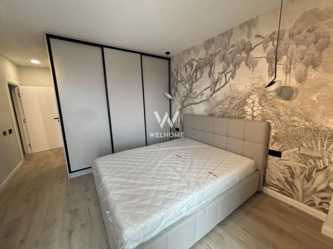 Apartament PREMIUM 3 camere cu parcare subterana - zona Centrala - Apartament NOU 3 camere cu VIEW deosebit - ansamblul Urban 42, Str. Lânii - Suprafața utilă: 80 mp + balcon generos, ideale pentru relaxare. Imobil generos, luminos, situat într-o clădire deosebită, cu finisaje de calitate superioară. Apartamentul se află la etajul 3 din 4 al unei clădiri cu lift de ultimă generație. Compartimentat astfel: living generos cu bucătărie open space - complet mobilată și echipată cu electrocasnice noi, două dormitoare, spații de depozitare, două băi, boxă la subsol, balcon. Apartamentul este dotat cu încălzire în pardoseală, aer condiționat, TV, mașină de spălat rufe, uscător. Situat intr-o zonă liniștită, stradă privată, aproape de centrul orasului cu acces facil la supermarket: Kaufland, Penny, Lidl, complexul comercial Cibinium (ING, Mândra, Bătrânul Sas etc.). Priveliște spectaculoasă spre centrul istoric al oraşului Sibiu. Dotat cu aer condiționat și încălzire în pardoseală. Apartamentul va fi mobilat complet în cel mai scurt timp, urmând montarea canapelei, draperiilor, TV-ului și a ultimelor decorațiuni (exact ca în cele 2 randări prezentate). Loc de parcare subteran + locuri pentru vizitatori. Nu se acceptă animale de companie. Perioadă minimă închiriere 12 luni. Chirie lunara: 1000 Euro + garanție Comision client: 50% din prima chirie Telefon: 0747639802