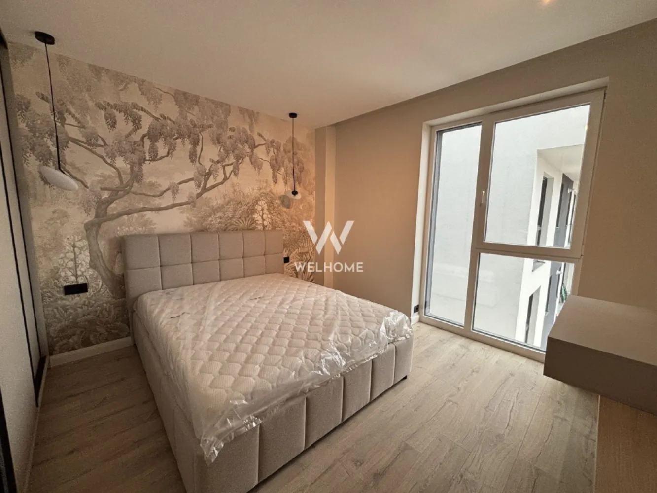 Apartament PREMIUM 3 camere cu parcare subterana - zona Centrala - Apartament NOU 3 camere cu VIEW deosebit - ansamblul Urban 42, Str. Lânii - Suprafața utilă: 80 mp + balcon generos, ideale pentru relaxare. Imobil generos, luminos, situat într-o clădire deosebită, cu finisaje de calitate superioară. Apartamentul se află la etajul 3 din 4 al unei clădiri cu lift de ultimă generație. Compartimentat astfel: living generos cu bucătărie open space - complet mobilată și echipată cu electrocasnice noi, două dormitoare, spații de depozitare, două băi, boxă la subsol, balcon. Apartamentul este dotat cu încălzire în pardoseală, aer condiționat, TV, mașină de spălat rufe, uscător. Situat intr-o zonă liniștită, stradă privată, aproape de centrul orasului cu acces facil la supermarket: Kaufland, Penny, Lidl, complexul comercial Cibinium (ING, Mândra, Bătrânul Sas etc.). Priveliște spectaculoasă spre centrul istoric al oraşului Sibiu. Dotat cu aer condiționat și încălzire în pardoseală. Apartamentul va fi mobilat complet în cel mai scurt timp, urmând montarea canapelei, draperiilor, TV-ului și a ultimelor decorațiuni (exact ca în cele 2 randări prezentate). Loc de parcare subteran + locuri pentru vizitatori. Nu se acceptă animale de companie. Perioadă minimă închiriere 12 luni. Chirie lunara: 1000 Euro + garanție Comision client: 50% din prima chirie Telefon: 0747639802 }}