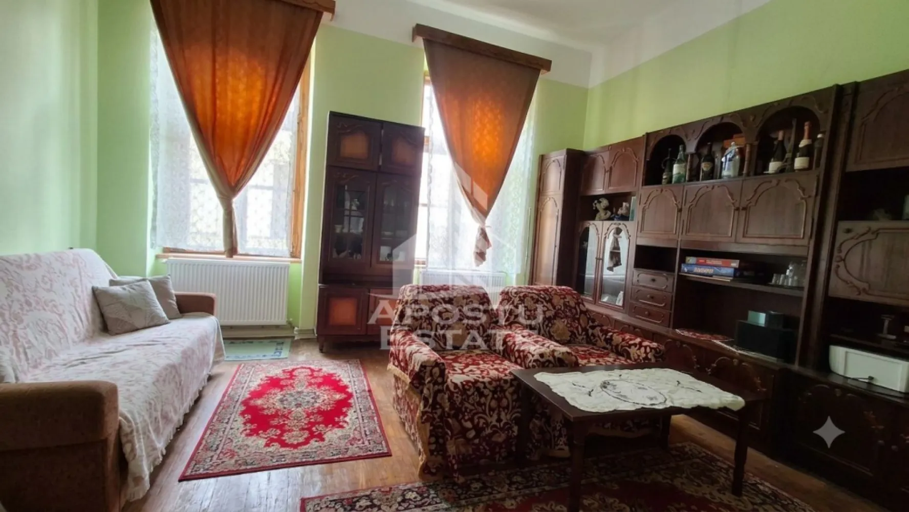 Apartament la casa, 3 camere Etaj 1 - Apostu Estate va propune spre vanzare un apartament la casa, situat la etajul 1, intr-o curte comuna, o proprietate ideala pentru cei care apreciaza constructiile solide si spatiile generoase.

Apartamentul este semidecomandat si dispune de o suprafata construita de 135 mp, avand 3 camere, dintre care 2 dormitoare spatioase, un living primitor, o bucatarie cu iesire intr-un balcon comun, o baie cu camera tehnica alaturi, hol, oferind si posibilitati de reamenajare.

Imobilul face parte dintr-o casa construita in anul 1860, remarcandu-se prin peretii foarte grosi din caramida, care asigura o rezistenta deosebita, un climat interior placut pe tot parcursul anului si o buna izolare fonica. Proprietatea pastreaza farmecul constructiilor de odinioara, oferind in acelasi timp posibilitatea de modernizare dupa preferintele noului proprietar.
Apartamentul beneficiaza de tamplarie din lemn, acoperis din tigla si dispune de toate utilitatile necesare: curent electric, apa, gaz si canalizare. De asemenea, accesul in imobil este securizat prin interfon.

Aceasta proprietate reprezinta o oportunitate excelenta atat pentru locuinta proprie, cat si pentru investitie, datorita suprafetei generoase, constructiei solide si potentialului ridicat de amenajare.
Pentru mai multe informatii si programarea unei vizionari, echipa Apostu Estate va ofera consultanta completa pe tot parcursul tranzactiei, inclusiv sprijin pentru obtinerea unui credit imobiliar si asistenta notariala pana la finalizarea cu succes a achizitiei.
ID: CP3207224