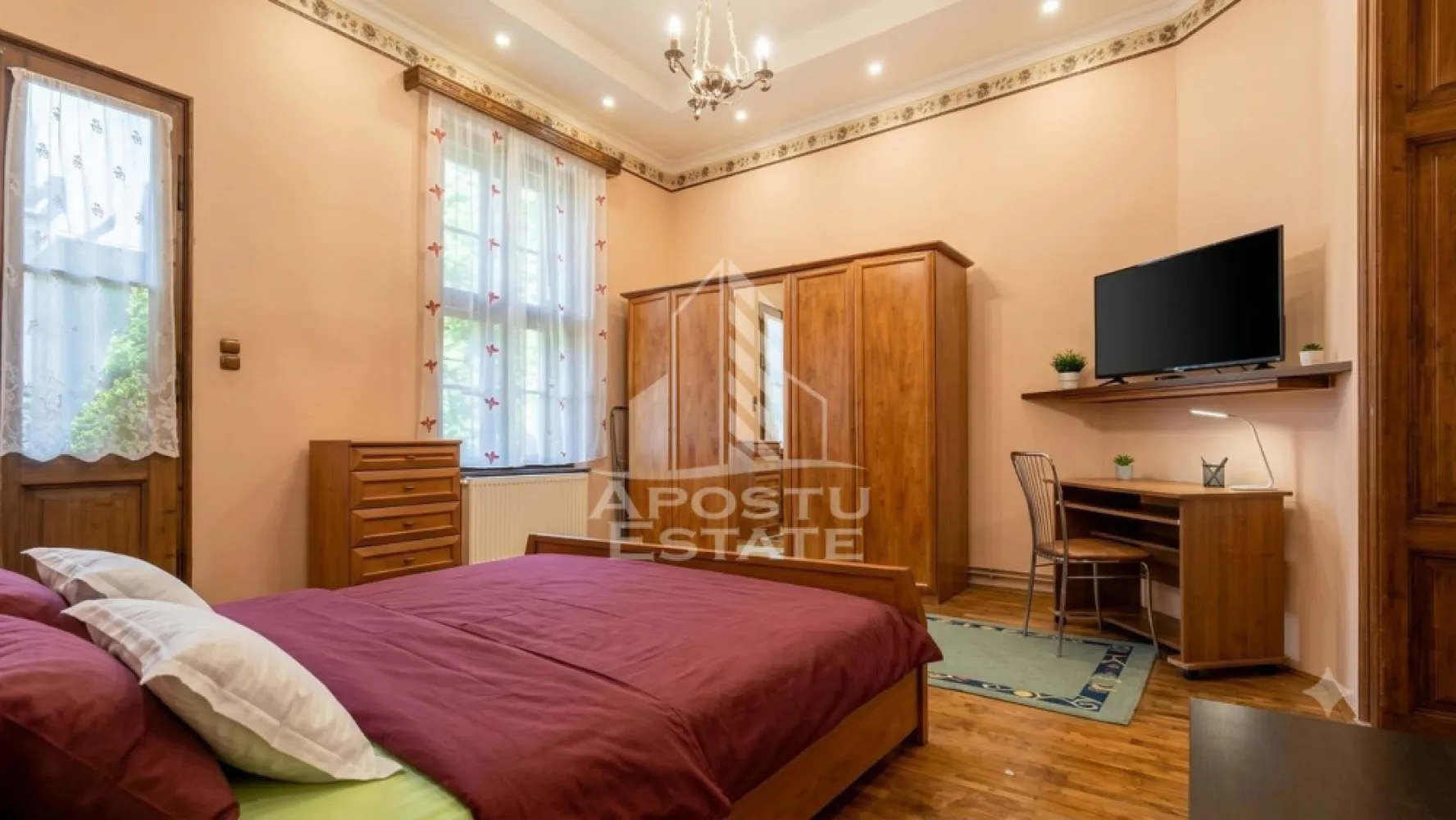 Apartament la casa, 3 camere Etaj 1 - Apostu Estate va propune spre vanzare un apartament la casa, situat la etajul 1, intr-o curte comuna, o proprietate ideala pentru cei care apreciaza constructiile solide si spatiile generoase.

Apartamentul este semidecomandat si dispune de o suprafata construita de 135 mp, avand 3 camere, dintre care 2 dormitoare spatioase, un living primitor, o bucatarie cu iesire intr-un balcon comun, o baie cu camera tehnica alaturi, hol, oferind si posibilitati de reamenajare.

Imobilul face parte dintr-o casa construita in anul 1860, remarcandu-se prin peretii foarte grosi din caramida, care asigura o rezistenta deosebita, un climat interior placut pe tot parcursul anului si o buna izolare fonica. Proprietatea pastreaza farmecul constructiilor de odinioara, oferind in acelasi timp posibilitatea de modernizare dupa preferintele noului proprietar.
Apartamentul beneficiaza de tamplarie din lemn, acoperis din tigla si dispune de toate utilitatile necesare: curent electric, apa, gaz si canalizare. De asemenea, accesul in imobil este securizat prin interfon.

Aceasta proprietate reprezinta o oportunitate excelenta atat pentru locuinta proprie, cat si pentru investitie, datorita suprafetei generoase, constructiei solide si potentialului ridicat de amenajare.
Pentru mai multe informatii si programarea unei vizionari, echipa Apostu Estate va ofera consultanta completa pe tot parcursul tranzactiei, inclusiv sprijin pentru obtinerea unui credit imobiliar si asistenta notariala pana la finalizarea cu succes a achizitiei.
ID: CP3207224