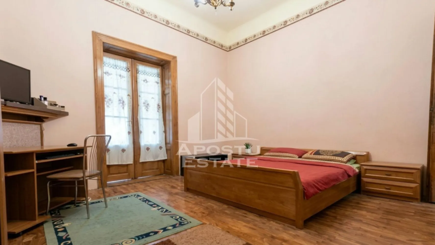Apartament la casa, 3 camere Etaj 1 - Apostu Estate va propune spre vanzare un apartament la casa, situat la etajul 1, intr-o curte comuna, o proprietate ideala pentru cei care apreciaza constructiile solide si spatiile generoase.

Apartamentul este semidecomandat si dispune de o suprafata construita de 135 mp, avand 3 camere, dintre care 2 dormitoare spatioase, un living primitor, o bucatarie cu iesire intr-un balcon comun, o baie cu camera tehnica alaturi, hol, oferind si posibilitati de reamenajare.

Imobilul face parte dintr-o casa construita in anul 1860, remarcandu-se prin peretii foarte grosi din caramida, care asigura o rezistenta deosebita, un climat interior placut pe tot parcursul anului si o buna izolare fonica. Proprietatea pastreaza farmecul constructiilor de odinioara, oferind in acelasi timp posibilitatea de modernizare dupa preferintele noului proprietar.
Apartamentul beneficiaza de tamplarie din lemn, acoperis din tigla si dispune de toate utilitatile necesare: curent electric, apa, gaz si canalizare. De asemenea, accesul in imobil este securizat prin interfon.

Aceasta proprietate reprezinta o oportunitate excelenta atat pentru locuinta proprie, cat si pentru investitie, datorita suprafetei generoase, constructiei solide si potentialului ridicat de amenajare.
Pentru mai multe informatii si programarea unei vizionari, echipa Apostu Estate va ofera consultanta completa pe tot parcursul tranzactiei, inclusiv sprijin pentru obtinerea unui credit imobiliar si asistenta notariala pana la finalizarea cu succes a achizitiei.
ID: CP3207224